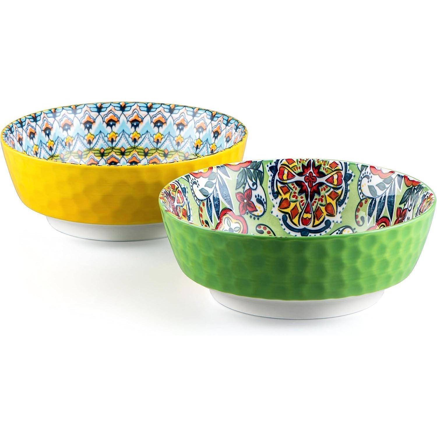 Zwei dekorative Schalen mit kunstvollen Mustern; eine ist gelb mit blauen Designs, die andere ist grün mit roten und gelben Blumenmotiven.