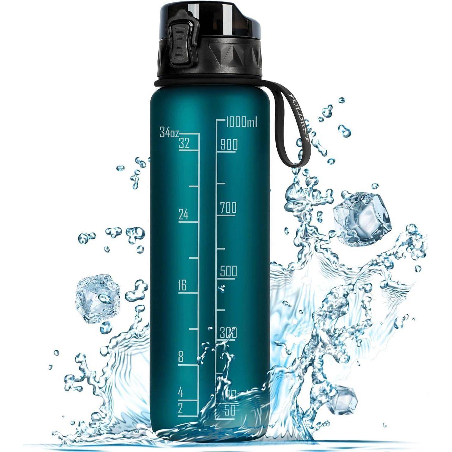 Eine türkisfarbene Wasserflasche mit Messmarkierungen bis zu 1000 ml oder 32 oz, umgeben von spritzendem Wasser und Eiswürfeln, die Frische symbolisieren.
