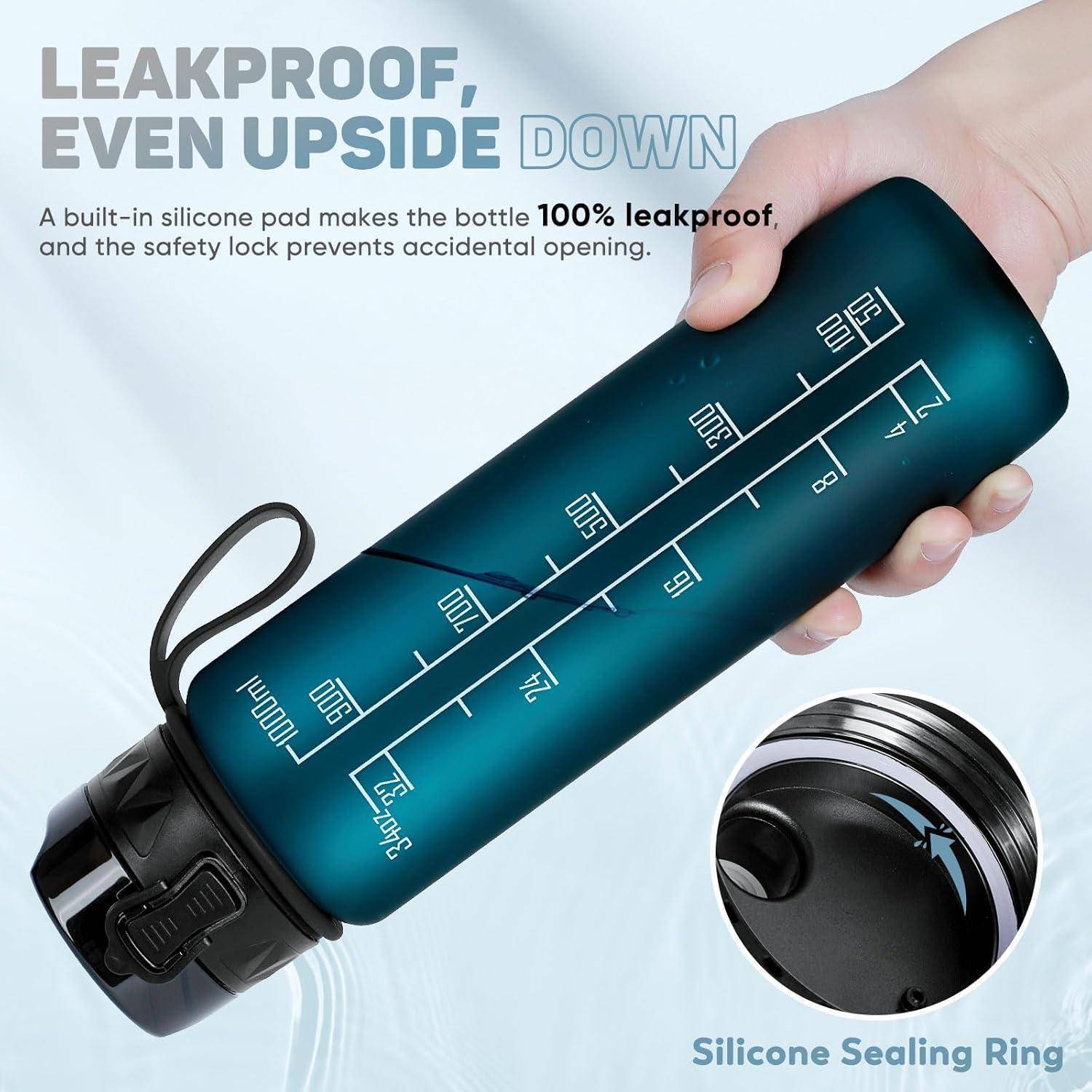 Eine Hand hält eine gekippte Wasserflasche mit Messskala und betont deren auslaufsichere Konstruktion. Eine Detailaufnahme zeigt einen Silikon-Dichtungsring für einen sicheren Verschluss.