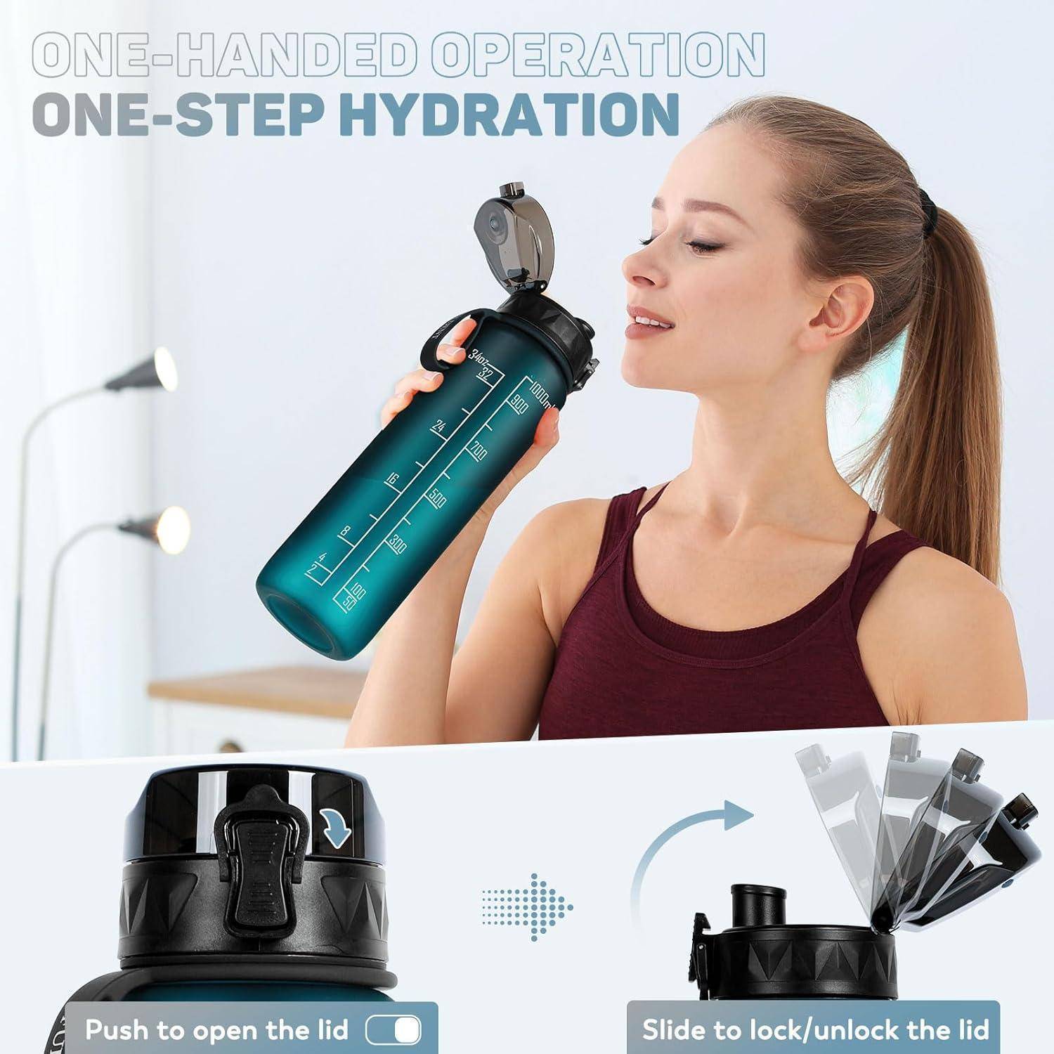 Eine Frau demonstriert eine Wasserflasche mit folgenden Funktionen: Bedienung mit einer Hand, Deckel durch Drücken öffnen und Schiebemechanismus zum Verriegeln/Entriegeln des Deckels.