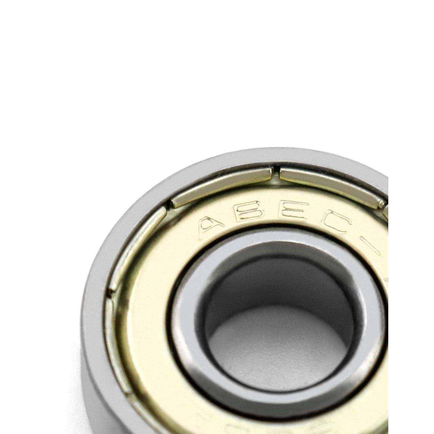 Nahaufnahme eines metallischen Lagers mit inneren und äußeren Ringen, die präzisionstechnische Ingenieurskunst zeigt; Text liest sich 