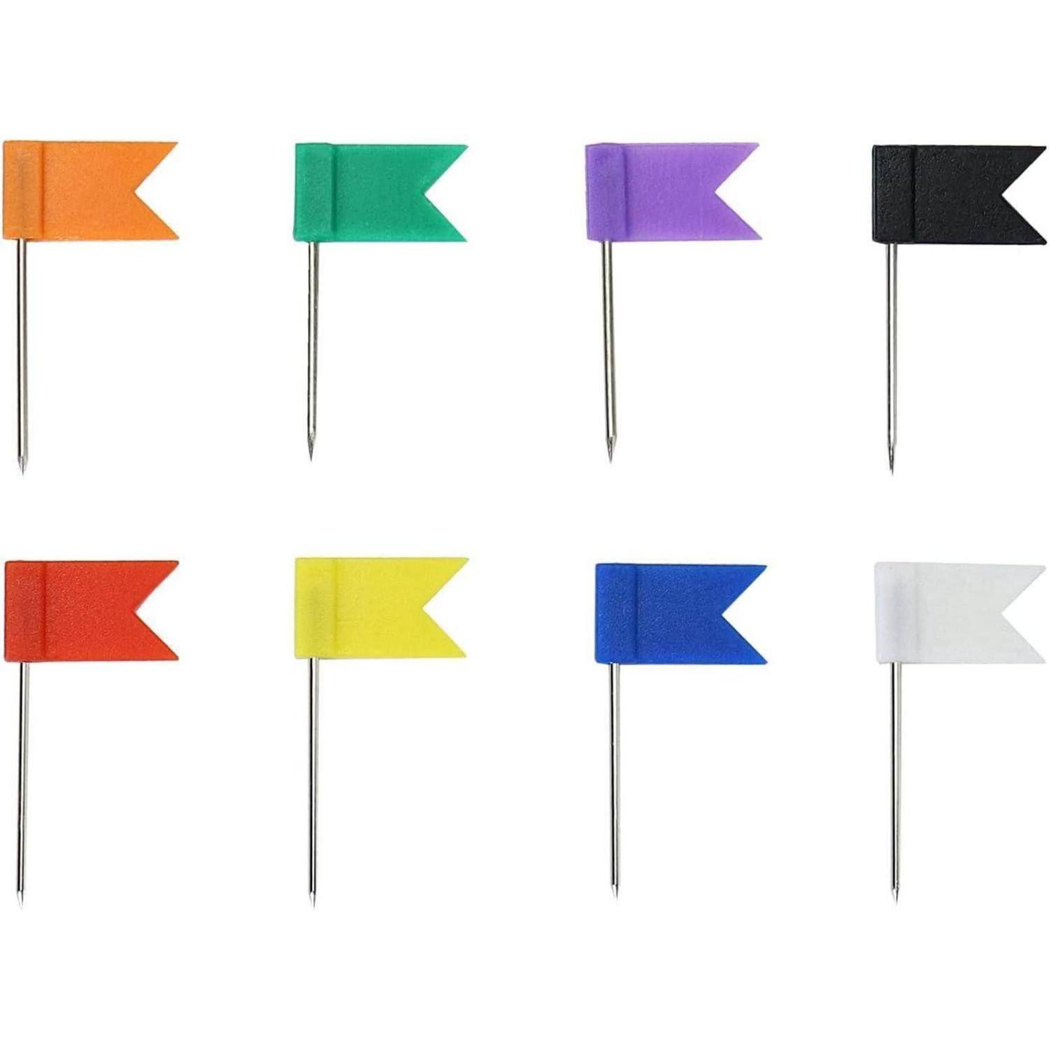 Acht Flaggennadeln in verschiedenen Farben: orange, grün, lila, schwarz, rot, gelb, blau und weiß, in zwei Reihen angeordnet.