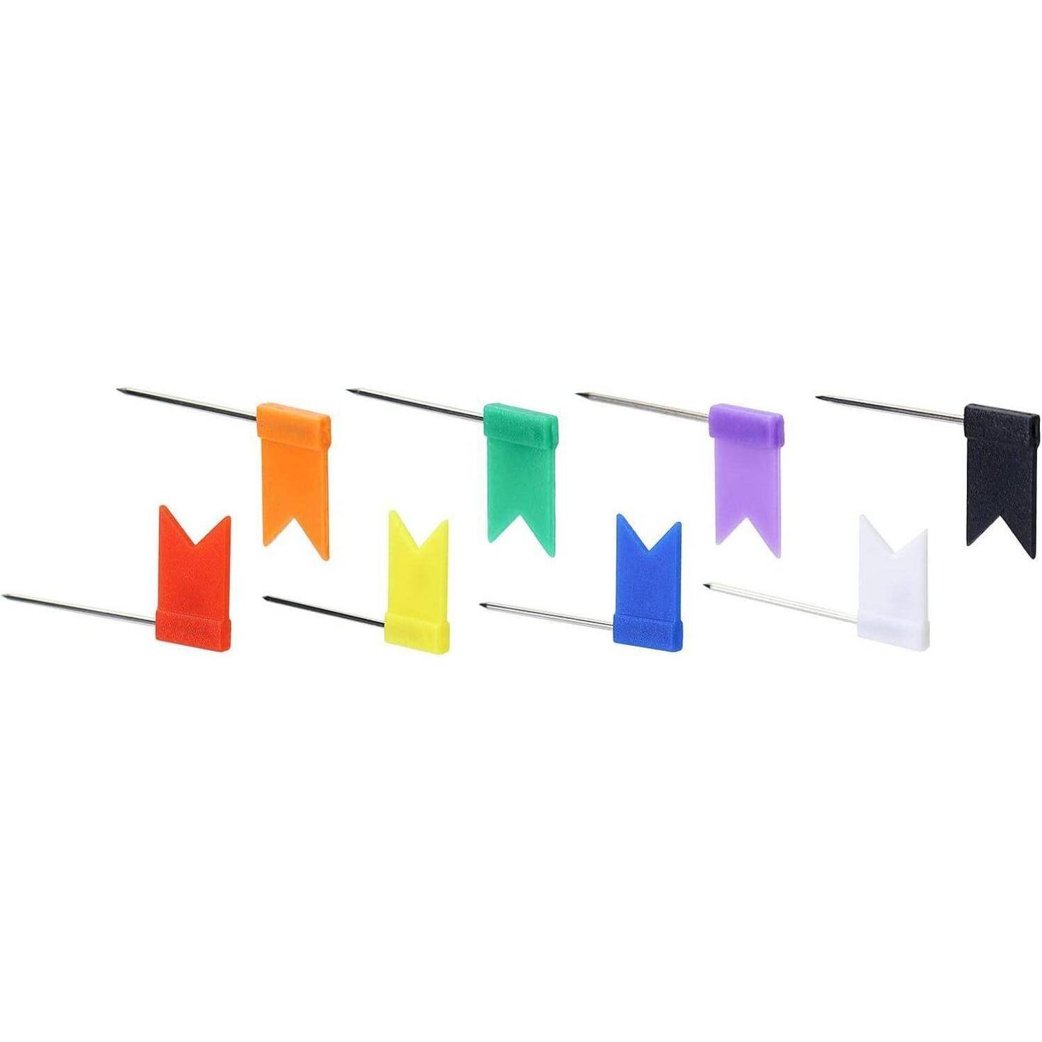 Farbige Flaggennadeln in einer Reihe: orange, rot, gelb, grün, blau, lila, weiß und schwarz, jeweils an einer Metallnadel befestigt.