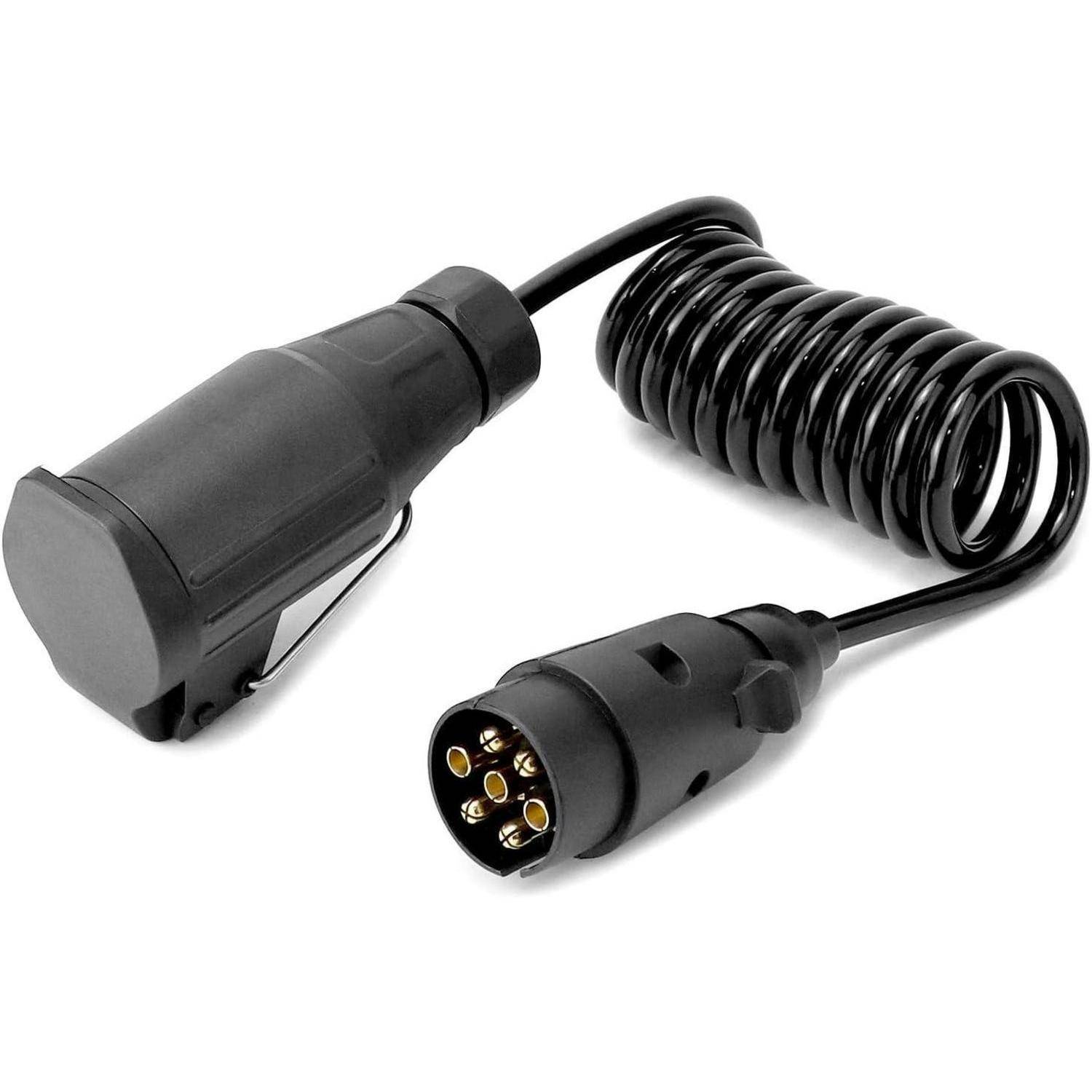 Ein schwarzes, gewickeltes Anhängerkabel mit einem 7-poligen Stecker an jedem Ende, das zum Verbinden eines Fahrzeugs mit einem Anhänger für Strom- und Signalübertragung verwendet wird.
