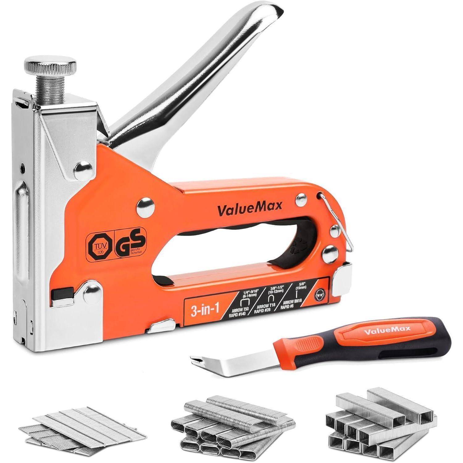 Orange und silberne ValueMax 3-in-1 Tacker mit ergonomischem Griff, gezeigt mit Ersatzklammern und einem Klammernentferner.