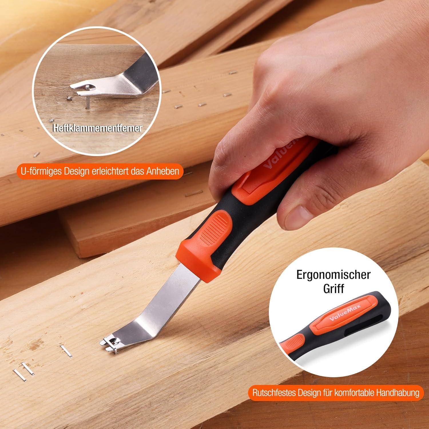 Eine Hand benutzt einen Heftklammernentferner an Holzplanken. Nahaufnahmen zeigen eine U-förmige Metallspitze und einen ergonomischen, rutschfesten Griff in Orange und Schwarz.