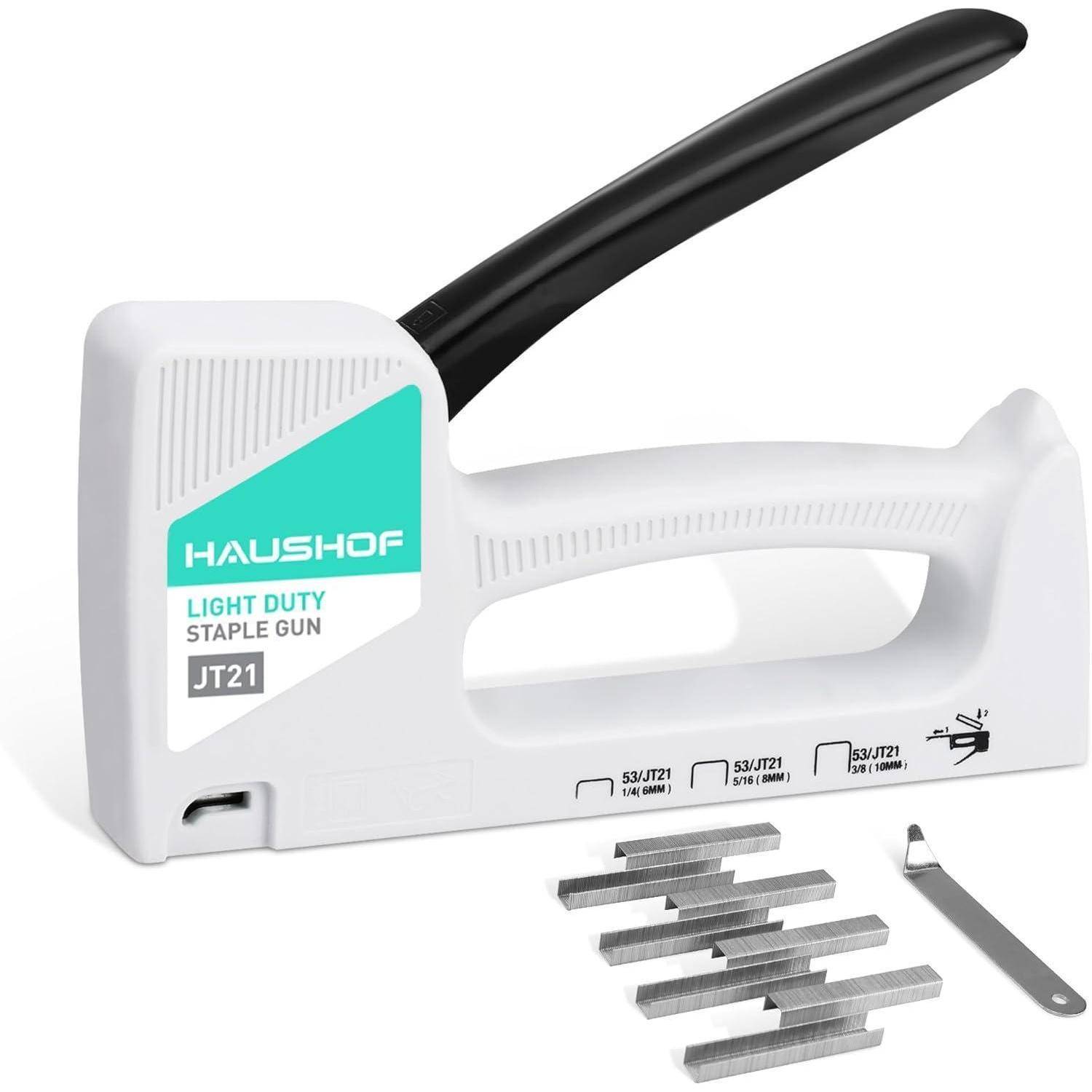 Eine weiße und schwarze Tacker-Pistole für leichte Arbeiten, beschriftet mit 'HAUSFHO', Modell 'JT21'. Inklusive Klammern und einem metallischen Werkzeugzubehör.