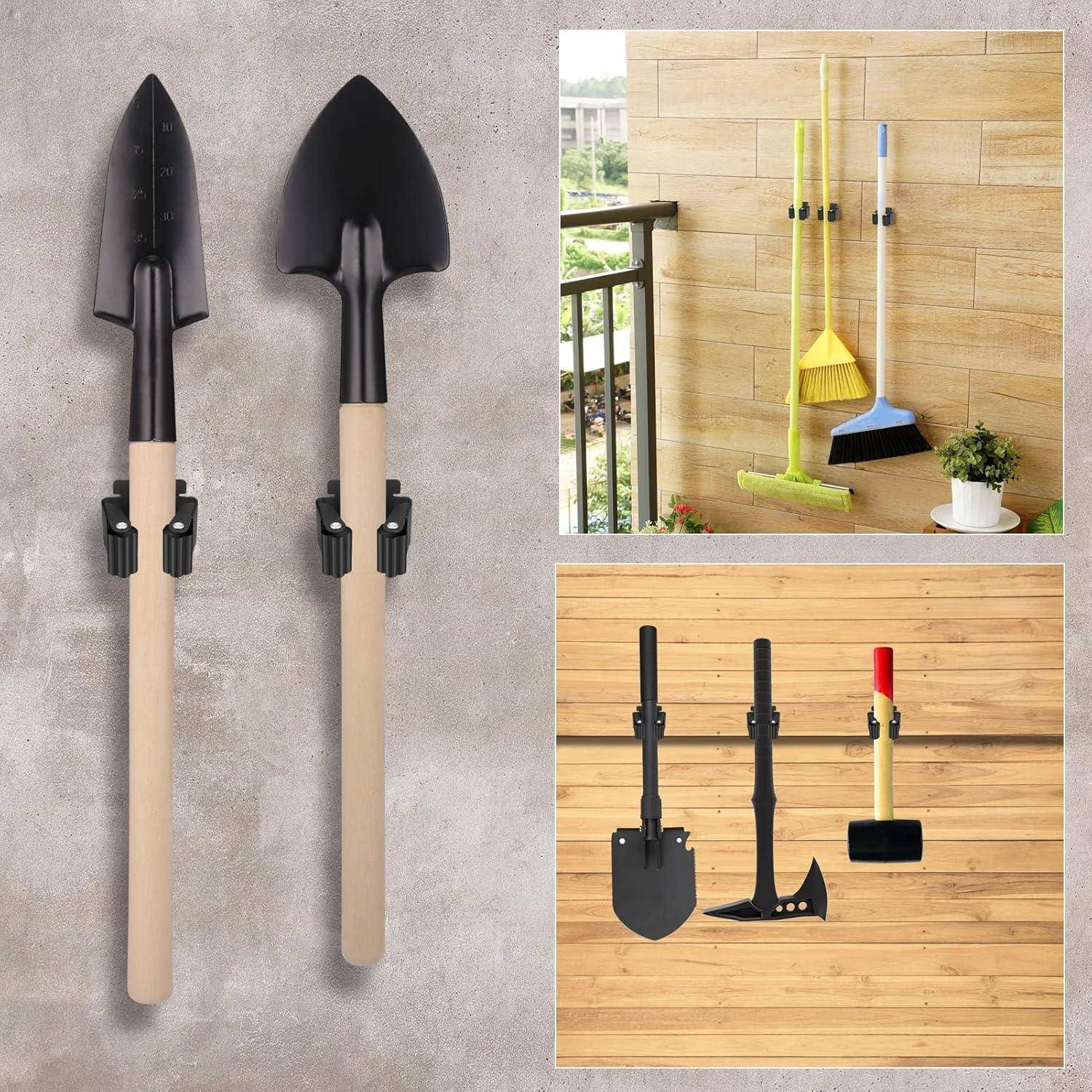 Zwei Schaufeln mit beigefarbenem Griff, die an einer Wand hängen, neben Bildern verschiedener Gartengeräte, die an Holzbrettern montiert sind.