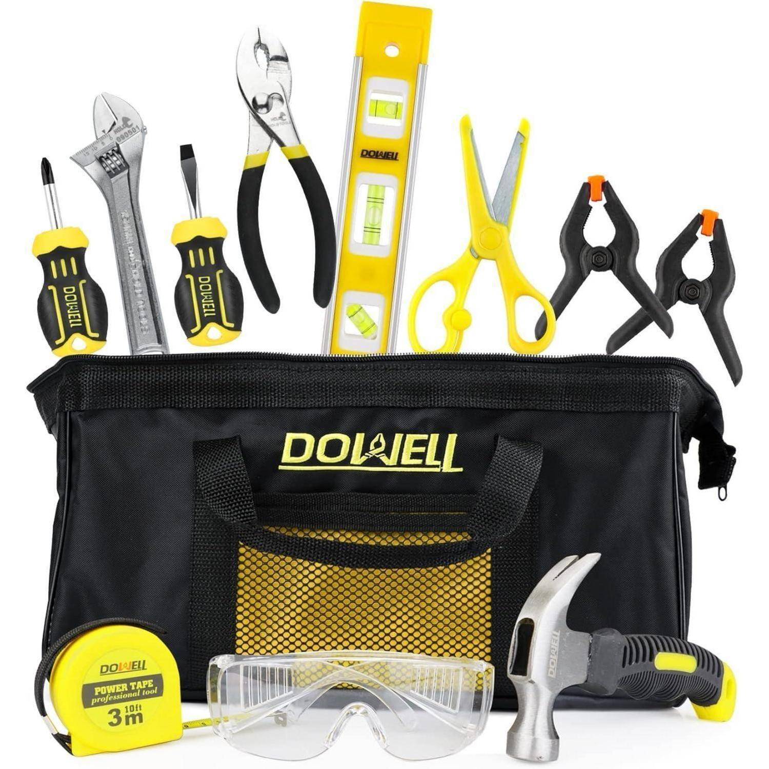 Eine Werkzeugtasche mit Zange, Schere, Schraubenziehern, Hammer, Maßband und Wasserwaage, die in einer schwarzen Tasche der Marke 'DOWELL' präsentiert wird.