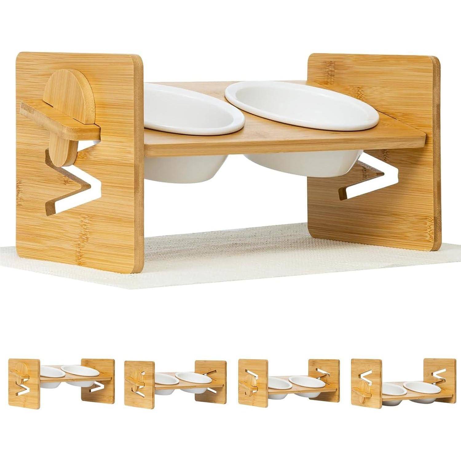 Ein Hundeschüsselständer aus Bambus trägt zwei weiße Schüsseln, erhöht für eine ergonomische Fütterung von Haustieren und zeigt ein abgewinkeltes Design, das Stabilität und Stil vereint.