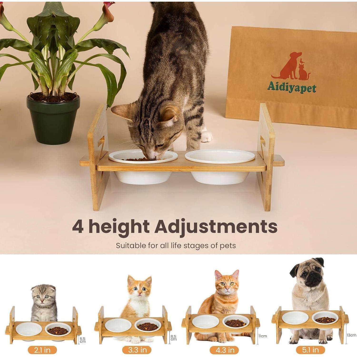 Eine Katze frisst aus einer erhöhten Schale auf einem Holzständer. Text darunter liest sich: „4 Höhenverstellungen