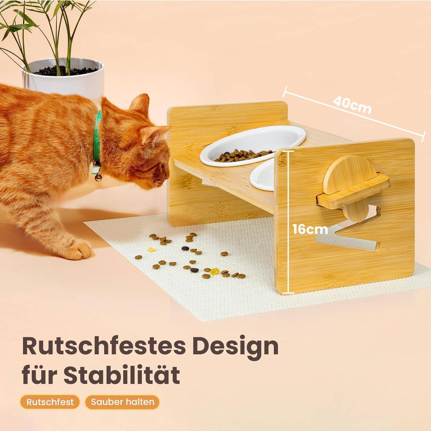 Eine Katze nähert sich einem modernen Holz-Futterständer für Haustiere mit Futterschüsseln. Der Text auf Deutsch weist auf ein rutschfestes, stabiles Design hin.