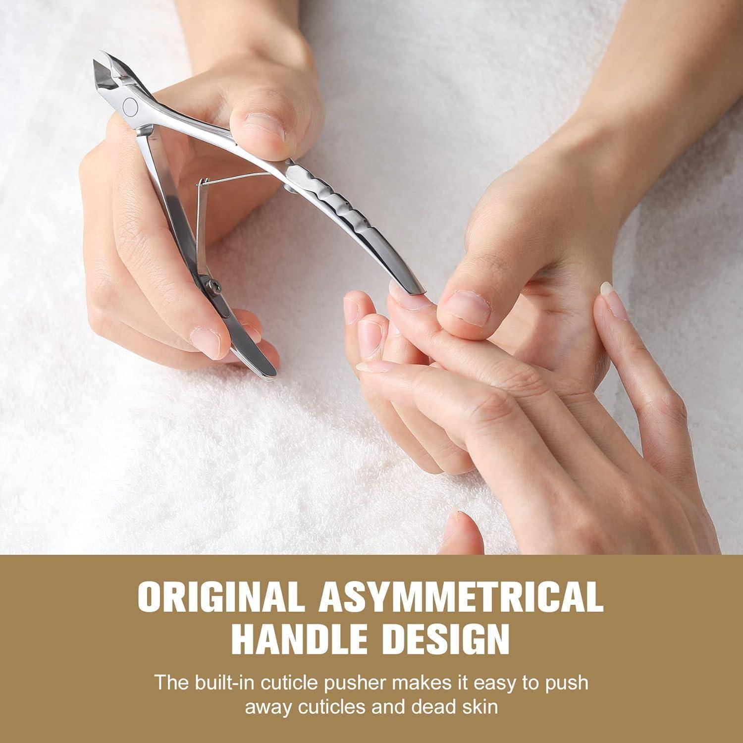 Zwei Hände, die eine Nagelhaut-Zange mit asymmetrischem Griff verwenden. Text lautet: 'Originales asymmetrisches Griffdesign. Der integrierte Nagelhautschieber macht das Zurückschieben von Nagelhäuten und abgestorbener Haut leicht.