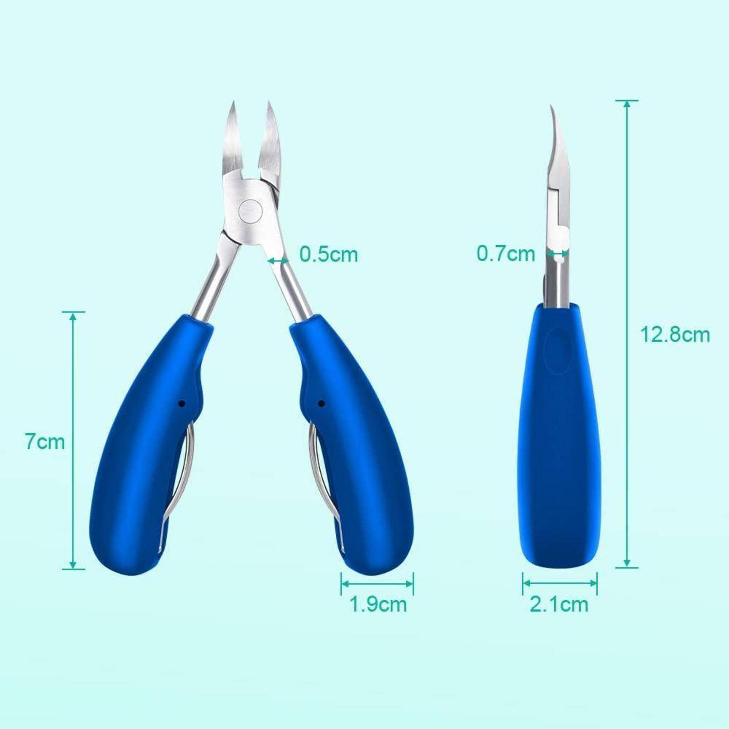 Nagelknipser und Nagelhautchipper mit blauen Griffen ausgestellt. Die Knipser messen 7 cm in der Höhe und der Nagelhautchipper ist 12,8 cm hoch.