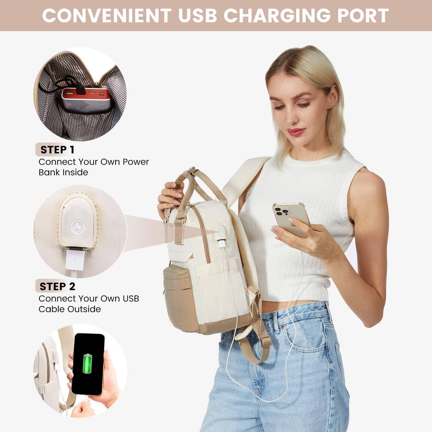Eine Frau demonstriert die USB-Ladeanschluss-Funktion eines Rucksacks. Schritte: 1) Verbinden Sie Ihre Powerbank im Inneren; 2) Verbinden Sie Ihr USB-Kabel außen.