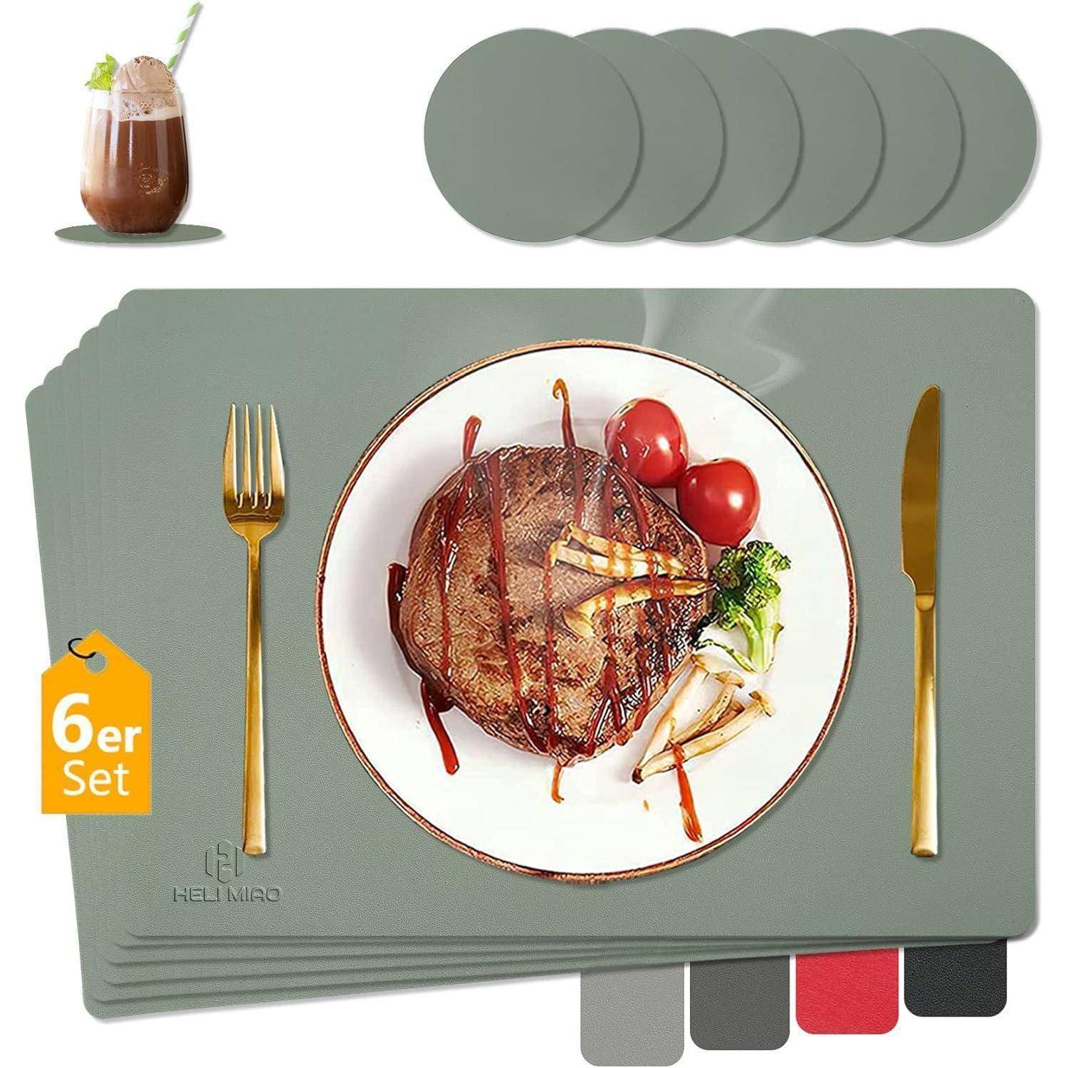 Ein grauer Platzdeckchen-Set mit einem Bild von einem Steak, Tomaten und Brokkoli. Inklusive goldener Messer und Gabel sowie passender Getränkeuntersetzer.