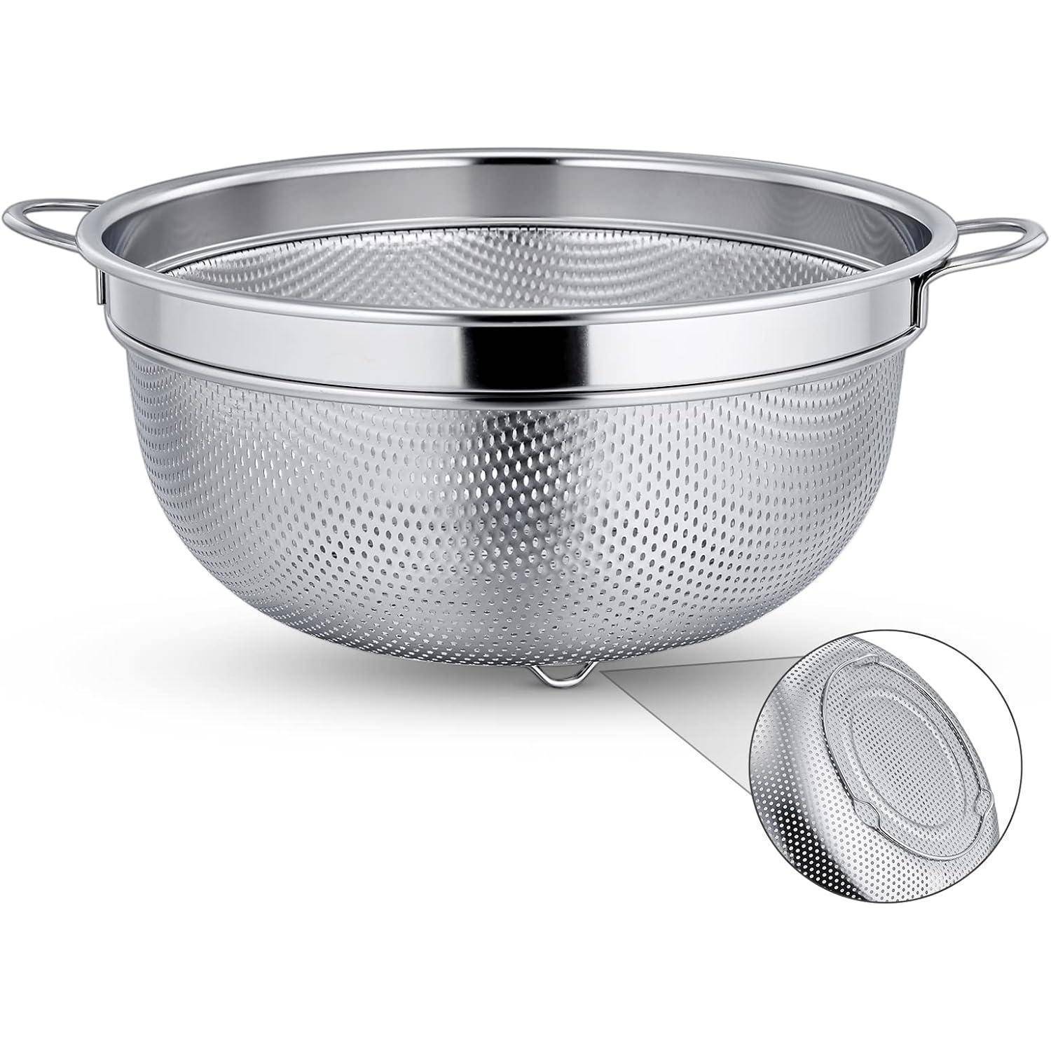 Ein Metallsieb mit einer Detailaufnahme, die sein gelochtes Design zeigt, verwendet zum Abtropfen von Pasta oder zum Waschen von Gemüse.