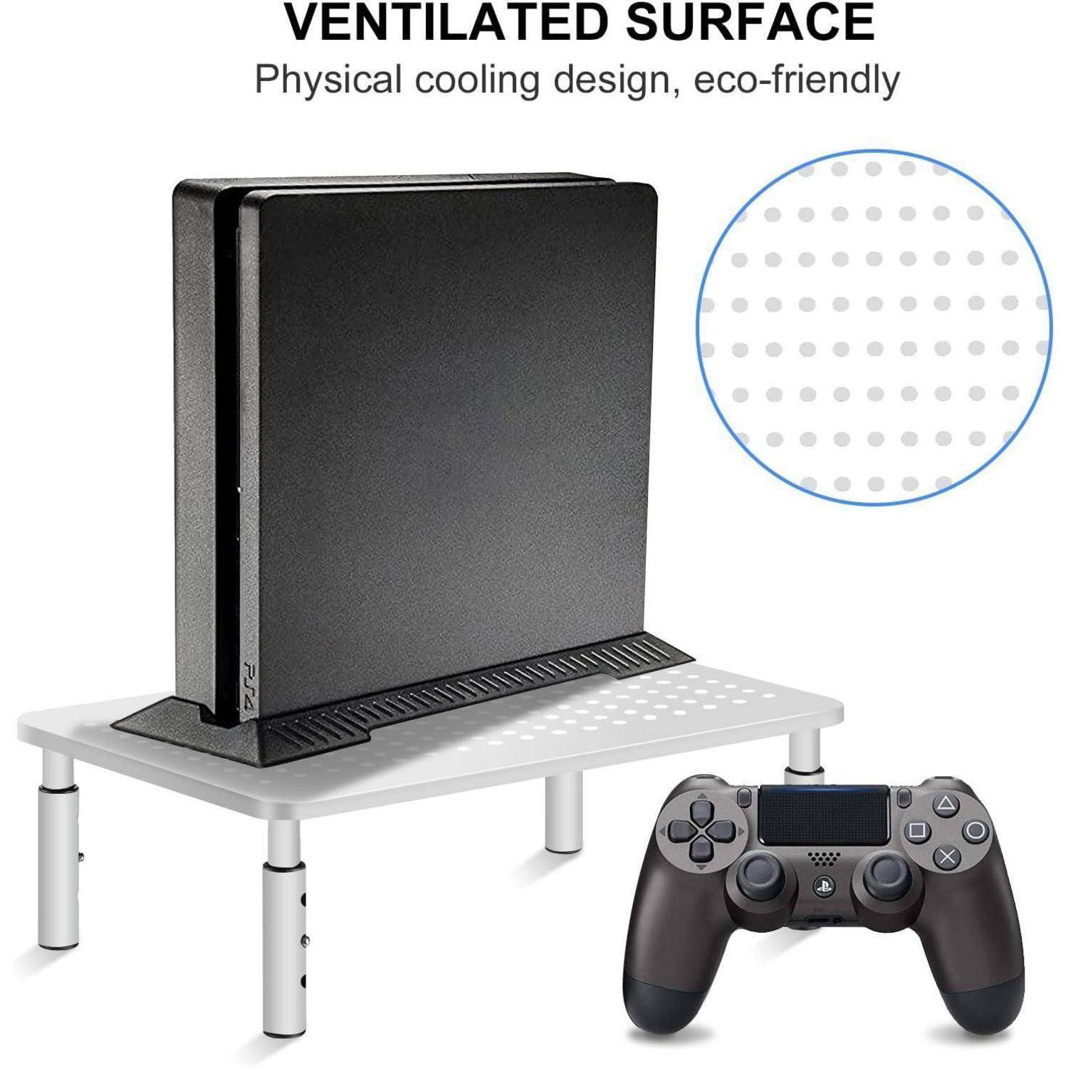 Eine schwarze Spielekonsole auf einem belüfteten Ständer, mit einem Controller daneben. Text oben liest sich: 