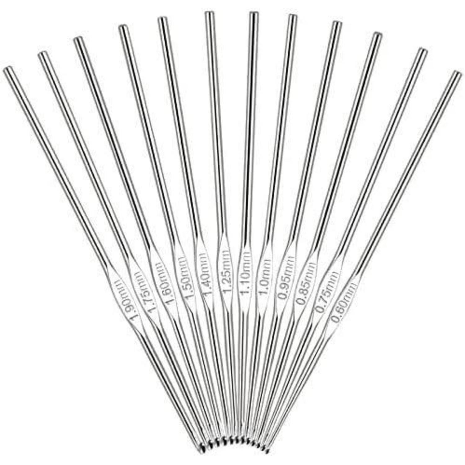 Ein Satz von 12 Akupunkturnadeln unterschiedlicher Dicke, in Fächerform angeordnet, wobei jede Nadel mit ihrem Durchmesser von 0,2 mm bis 1,8 mm beschriftet ist.