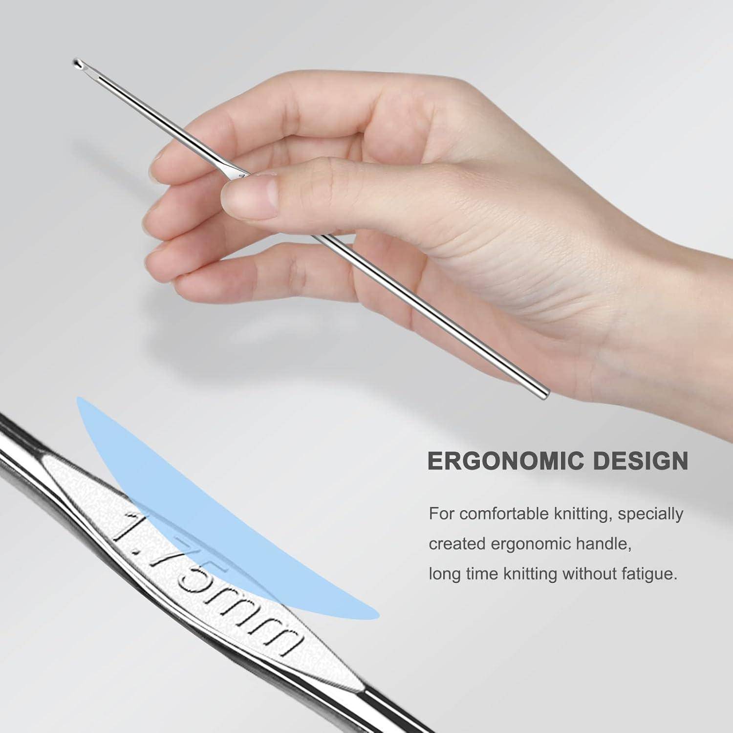 Eine Hand hält einen silbernen Häkelnadel mit der Beschriftung '1,75 mm', der seine ergonomische Gestaltung für angenehmes, langes Häkeln ohne Ermüdung hervorhebt.