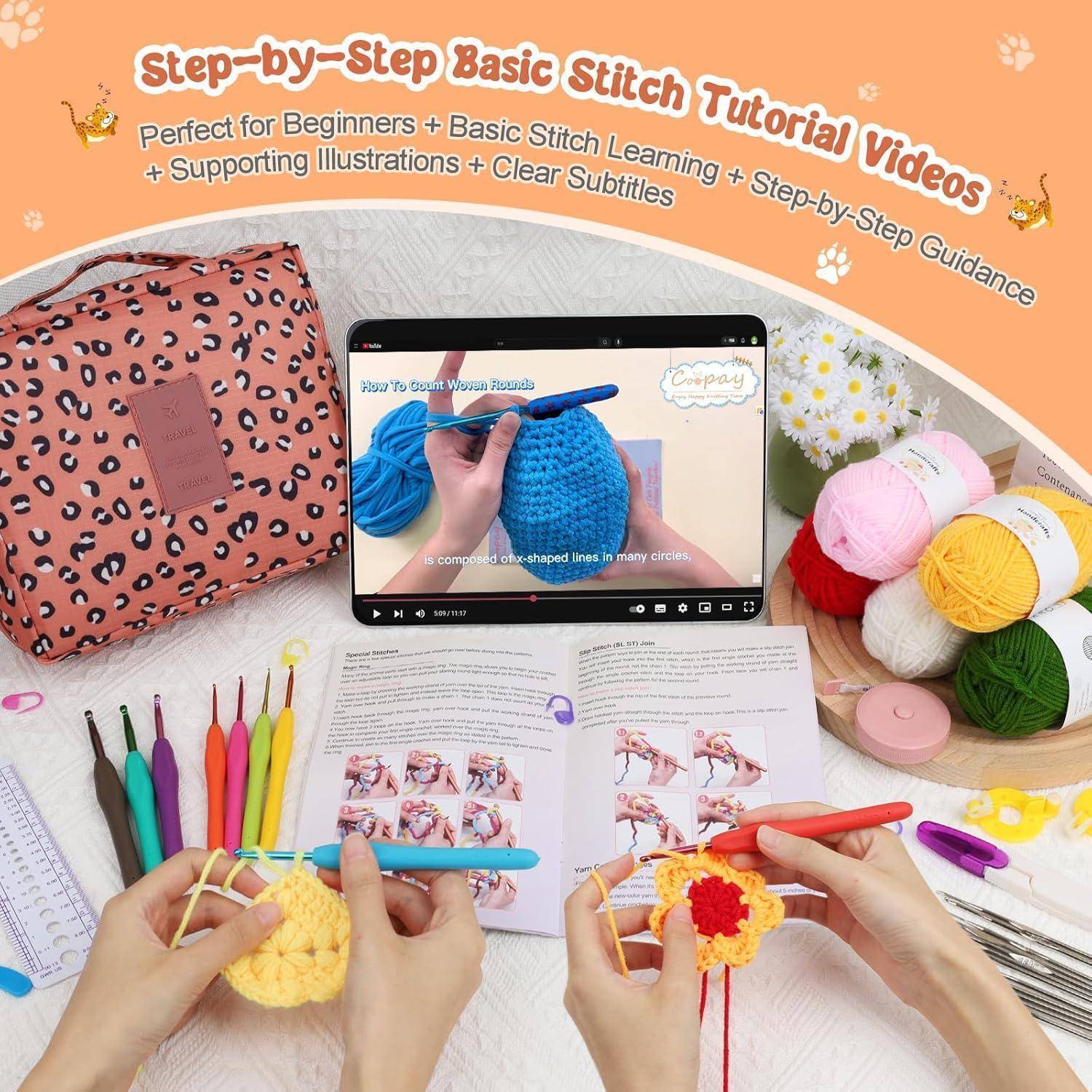 Zwei Hände häkeln ein gelbes Stück mit einer Häkelnadel, umgeben von bunten Garnen, Häkelnadeln und einem Tutorial-Video auf einem Tablet. Der Text lautet 