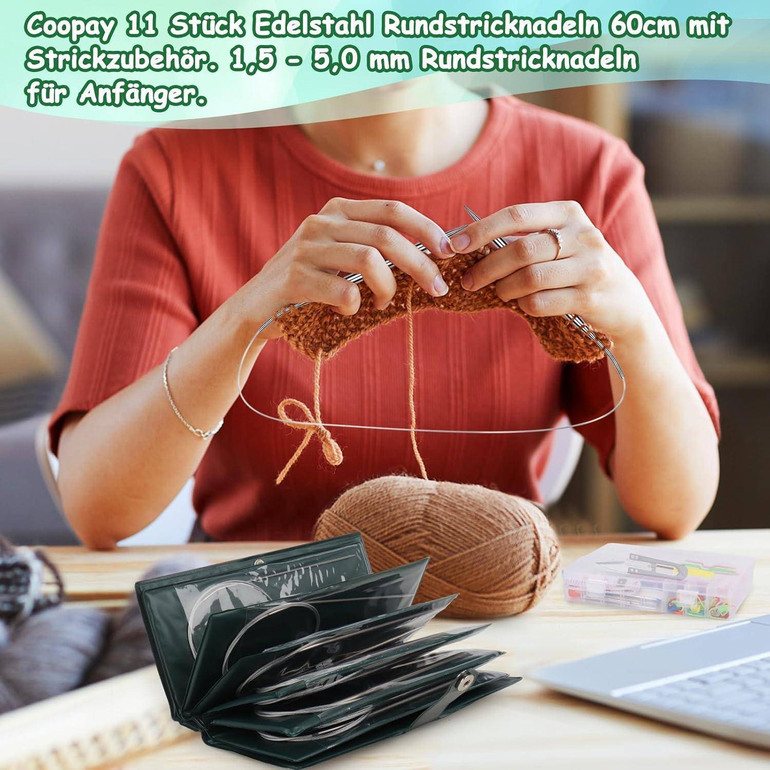 Eine Person strickt mit Rundnadeln und konzentriert sich auf ein Projekt. Eine Sammlung von Strickzubehör ist darunter ausgelegt. Der deutsche Text beschreibt die Spezifikationen des Stricknadel-Sets.