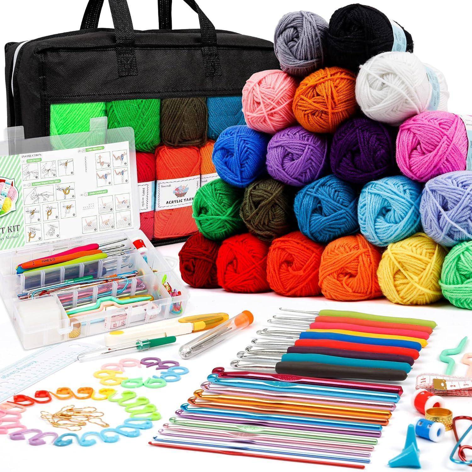 Bastelset mit bunten Garnen, Stricknadeln, Häkelnadeln und einer Tasche, ideal für verschiedene Strick- und Häkelprojekte.