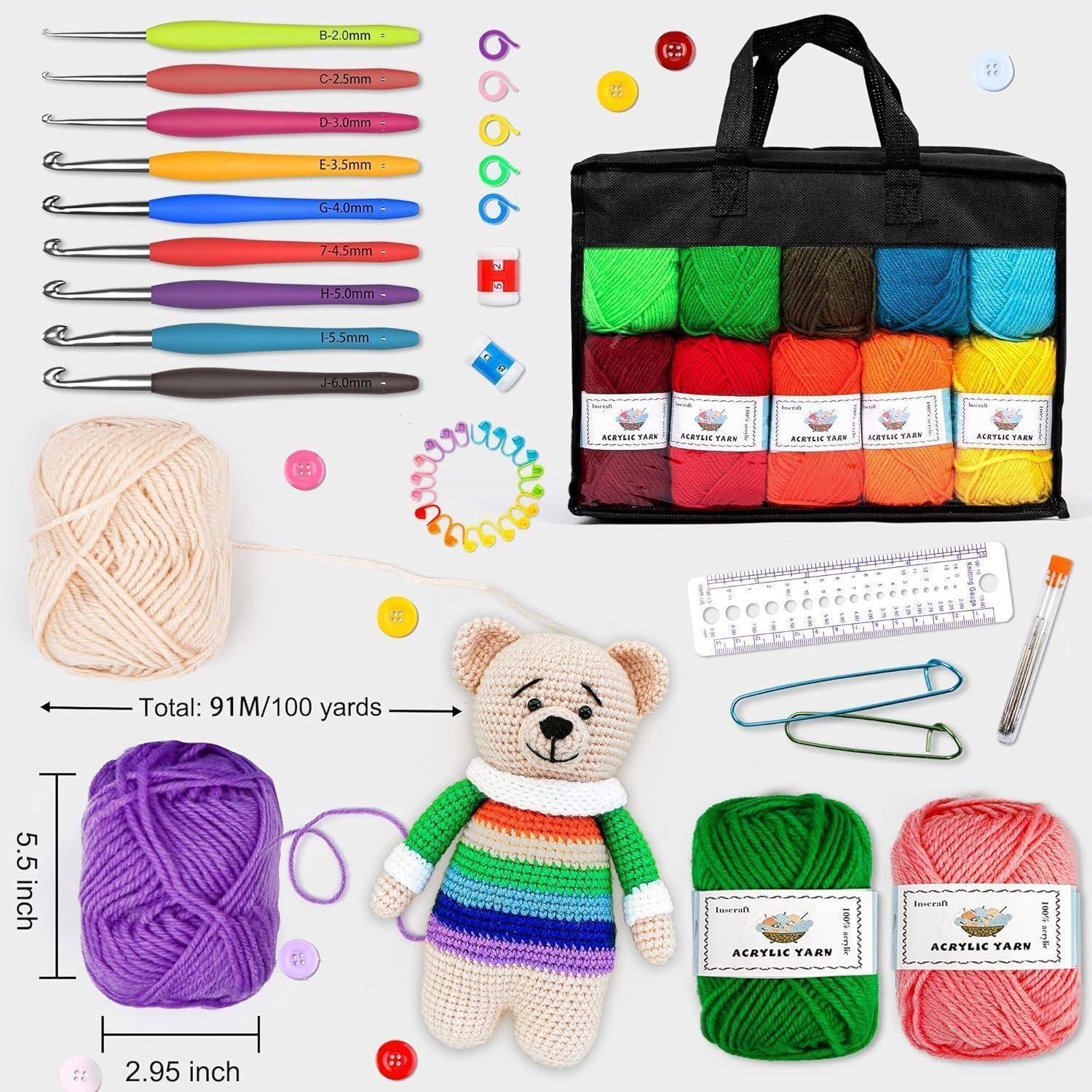 Häkelset mit Wollbällen, Häkelnadeln und einem gestrickten Bären. Enthält Maßband, Schere und Maschenmarkierer in einer schwarzen Tasche.