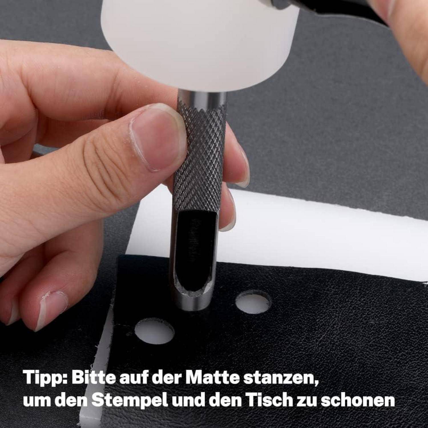 Eine Hand hält einen Stahlstempel über Leder auf einer Schneidematte. Text im Bild sagt: 