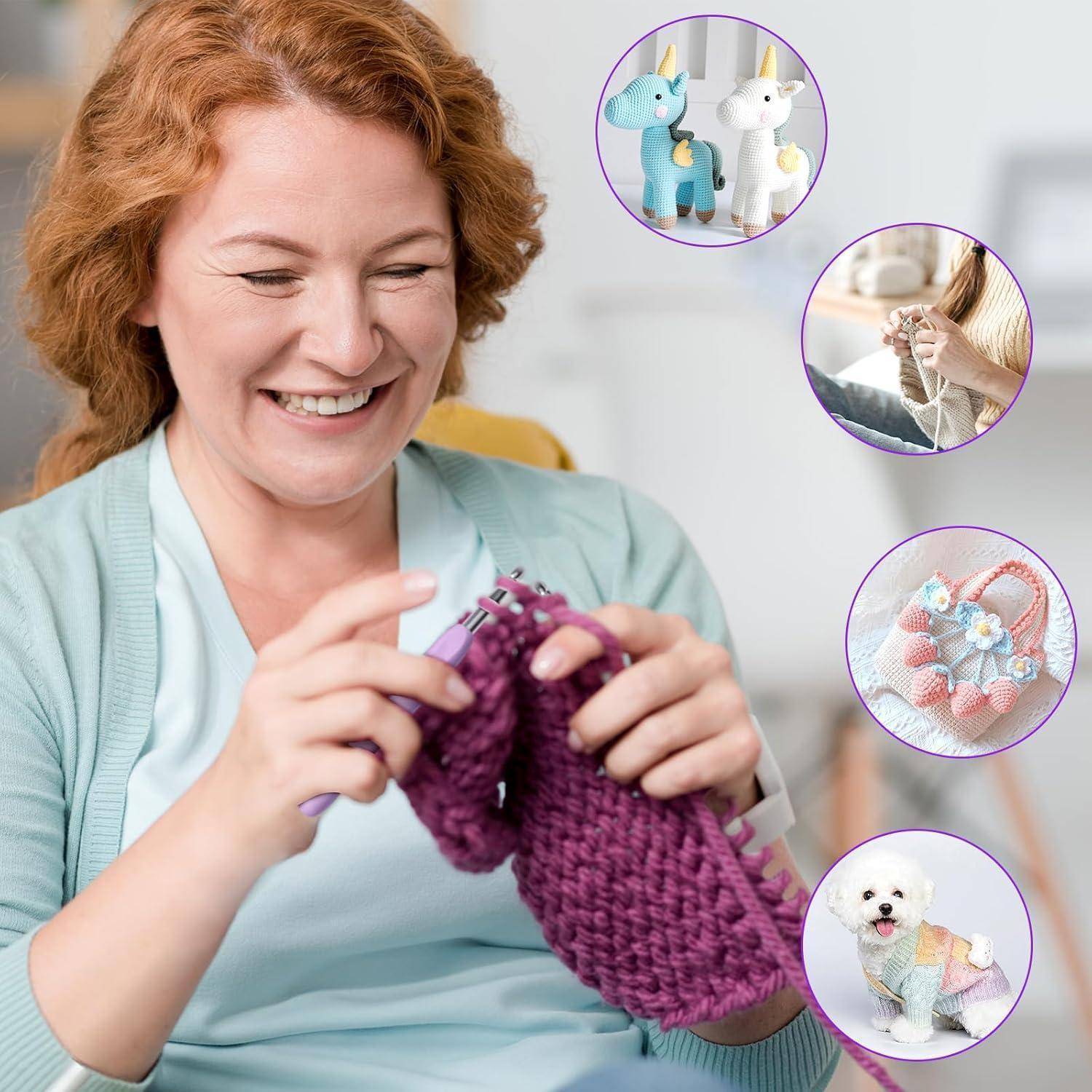 Eine Frau strickt einen lila Schal und lächelt. Eingesetzte Bilder zeigen ein gestricktes Einhorn, eine Hand beim Stricken, eine gestrickte Tasche und einen kleinen Hund, der einen Pullover trägt.
