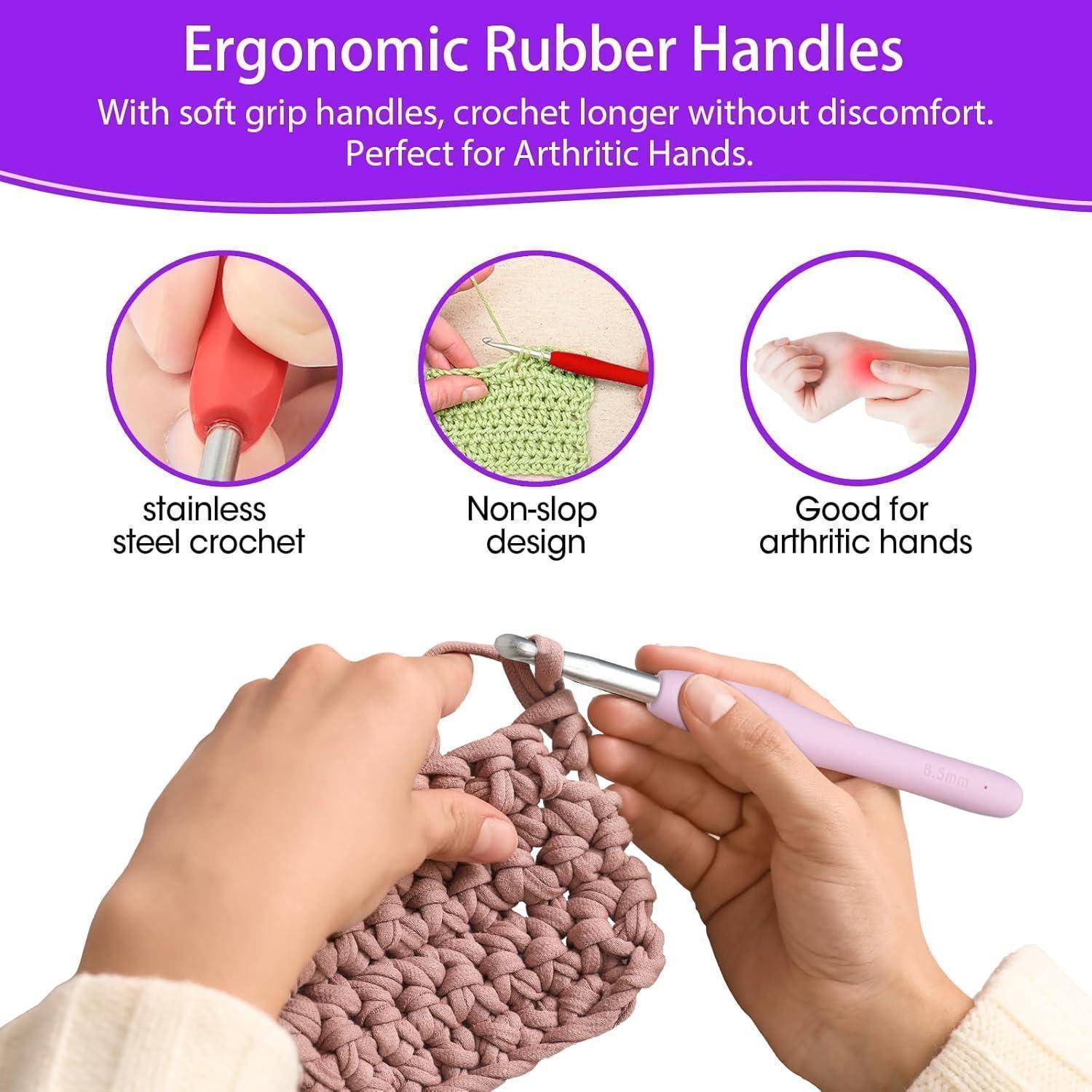 Zwei Hände häkeln mit einem pinken Häkelnadel-Griff. Text: ‚Ergonomische Gummigriffe', mit Hervorhebung des weichen Griffs und Komforts für Arthritis-Patienten.