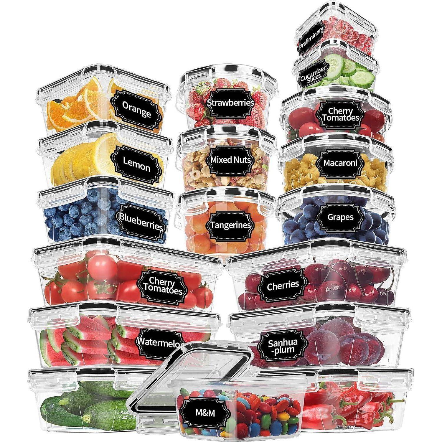 Ein Stapel durchsichtiger Behälter, gefüllt mit verschiedenen Früchten, Nüssen und Süßigkeiten, darunter Orangen, Erdbeeren, Blaubeeren, Trauben und M&M's.