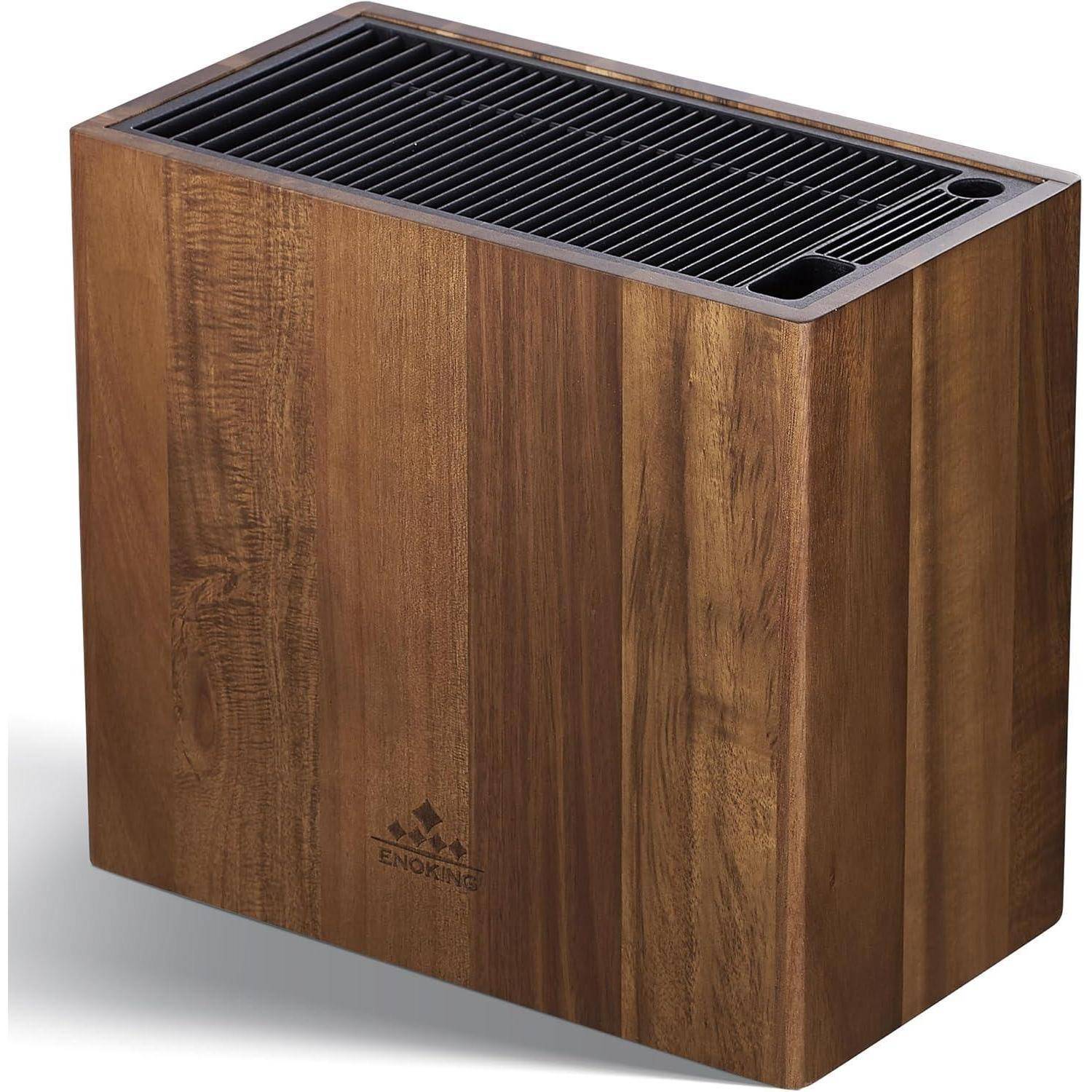 Ein Messerblock aus Holz mit horizontalen Schlitzen oben, der zum sicheren und stilvollen Aufbewahren von Küchenmessern verwendet wird.