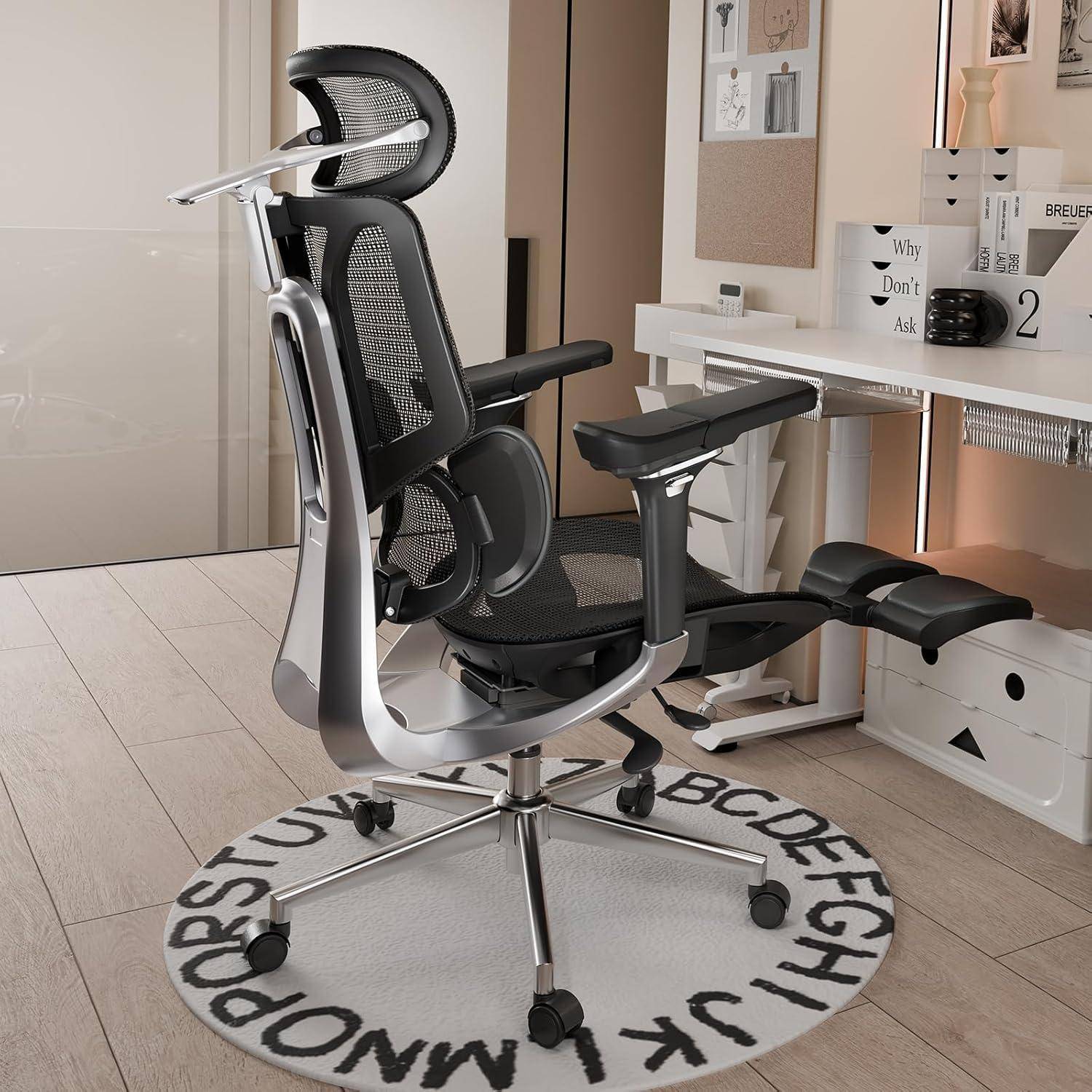 Bürostuhl mit ergonomischem Design, ausgestattet mit verstellbarer Kopfstütze und Lordosenstütze, auf einer runden Matte mit Alphabetmuster positioniert.