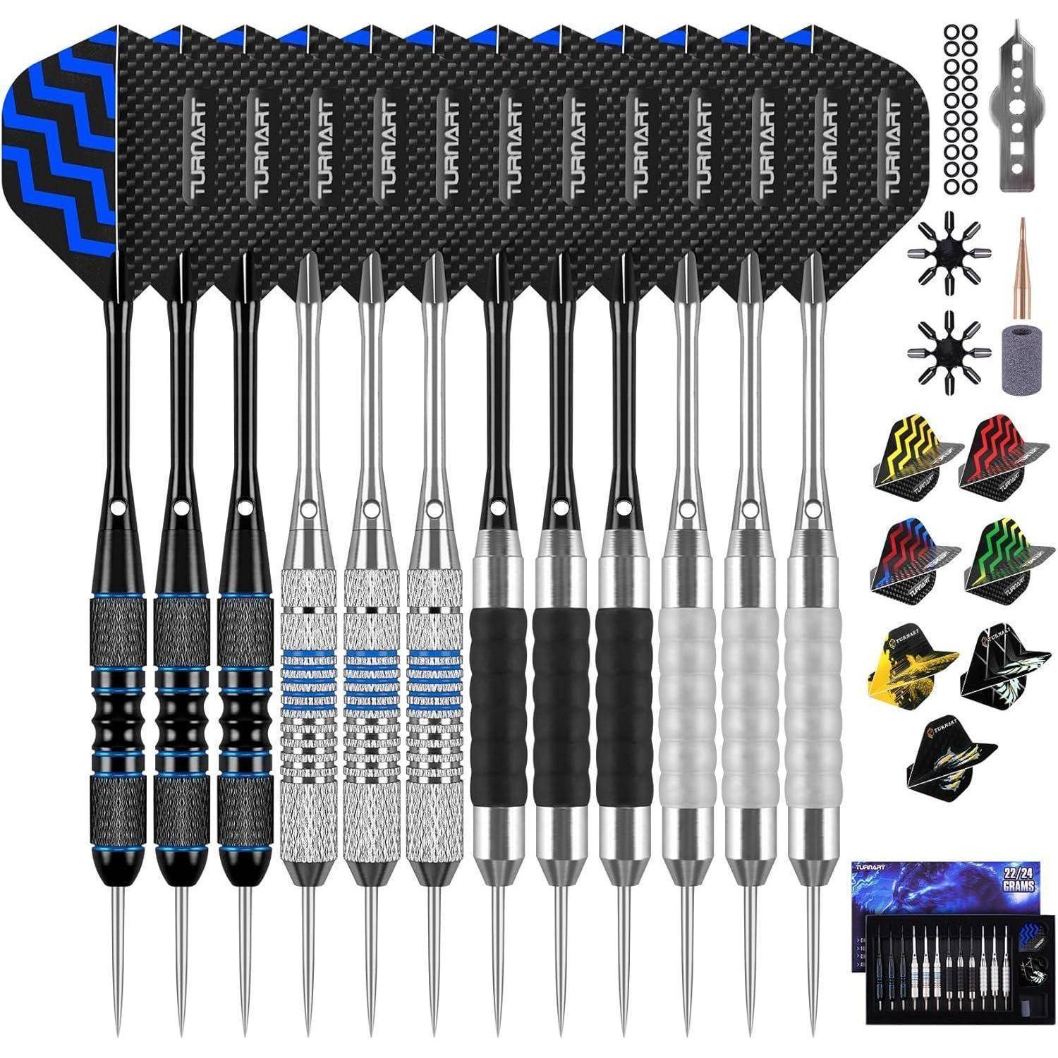 Set mit professionellen Steeldarts mit verschiedenen Barrel-Designs, austauschbaren Flights und Zubehör, einschließlich eines Dartspitzenschärfers.