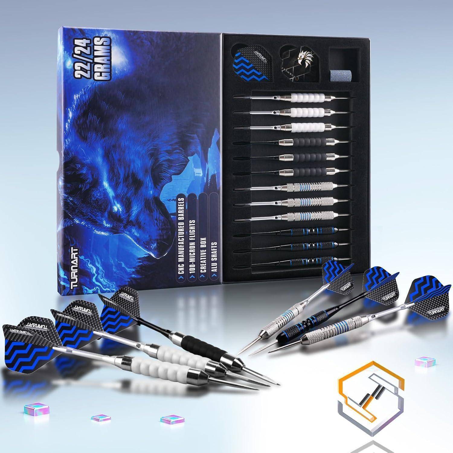 Dart-Set mit mehreren Steeldarts, die neben einer geöffneten Box mit blauem Design und Branding präsentiert werden, wobei das Gewicht mit 22/24 Gramm angegeben wird.