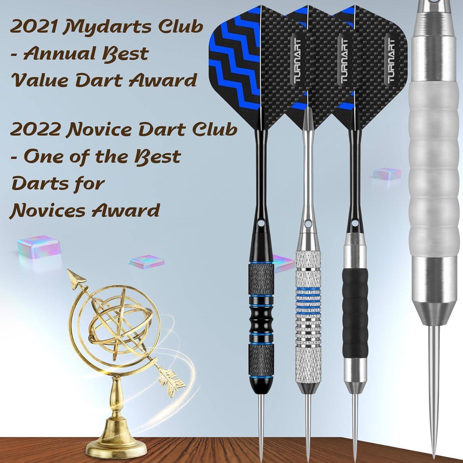 Eine Anordnung von vier Dartpfeilen auf einer Holzoberfläche. Links davon befindet sich eine goldene Kugel. Der Text lautet: „2021 Mydarts Club - Jähriger Preis für den besten Wert bei Dartpfeilen