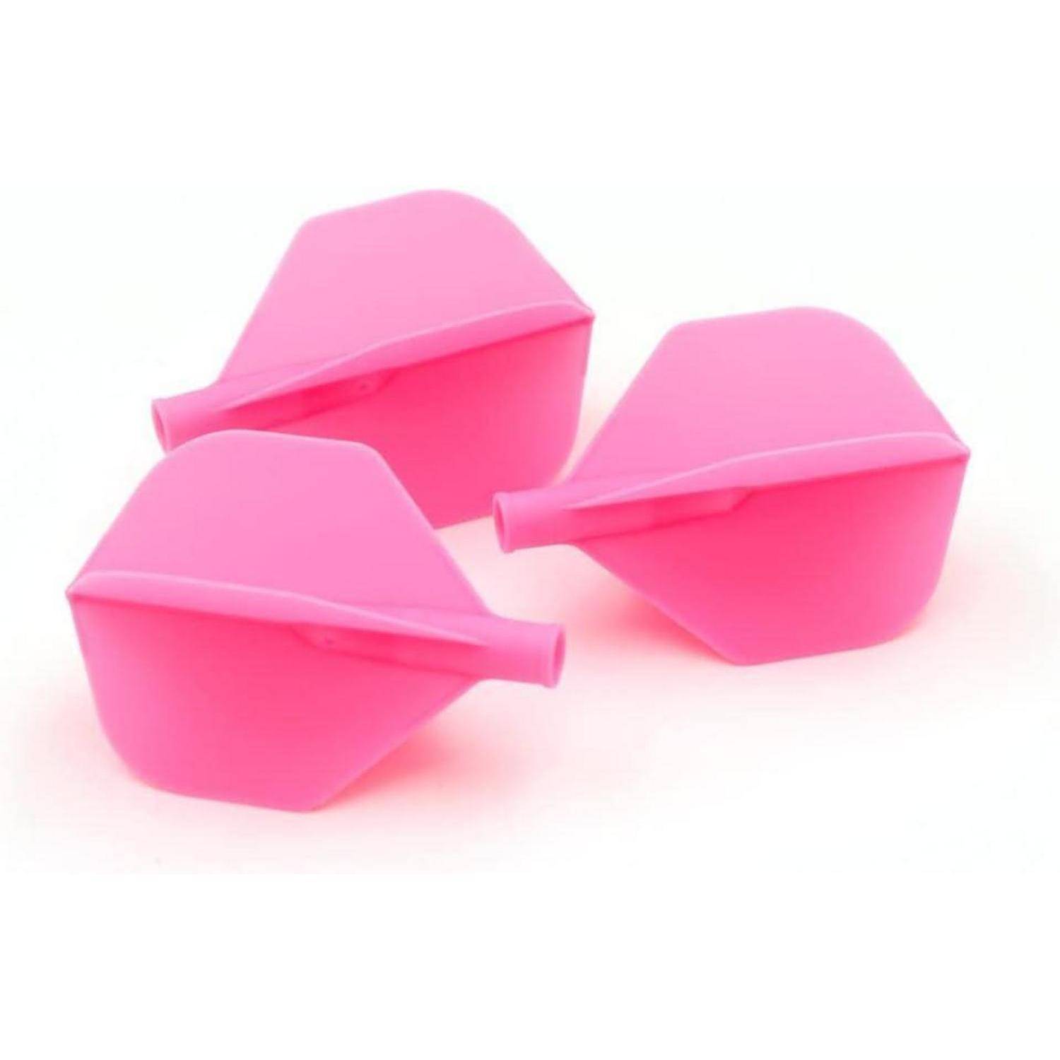 Drei rosa Plastik-Dartflügel, die auf einem weißen Hintergrund leicht voneinander getrennt angeordnet sind.