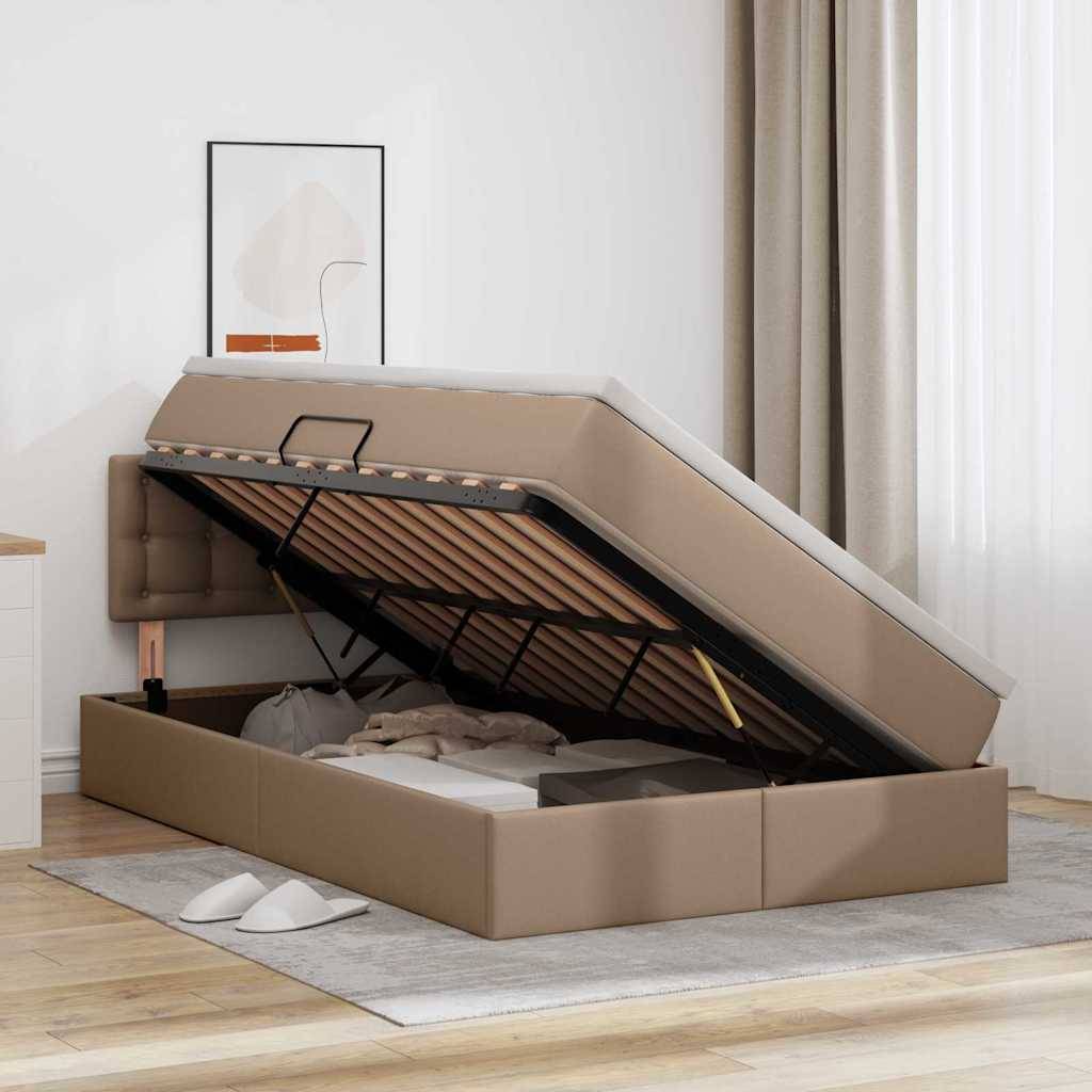 Ein beige Stauraumbett mit einer hochklappbaren Matratze, die den Lagerraum darunter offenlegt und Kleidung und Gegenstände im Inneren zeigt.