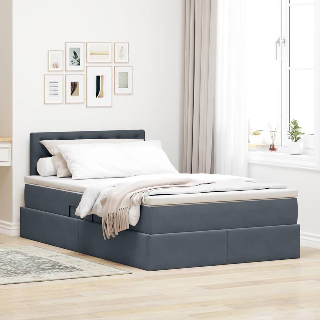 Ein modernes Schlafzimmer mit einem dunkelgrauen Plattformbett, weißer Bettwäsche und Wandkunst. Sonnenlicht strömt durch ein Fenster mit durchsichtigen Gardinen.