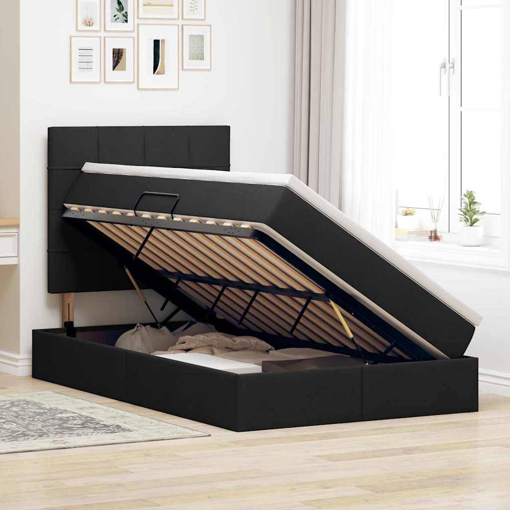 Ein schwarzes Polsterbett mit Stauraum, bei dem die Matratze angehoben ist und großzügigen Stauraum darunter offenbart; positioniert in einem hellen, modernen Schlafzimmer.