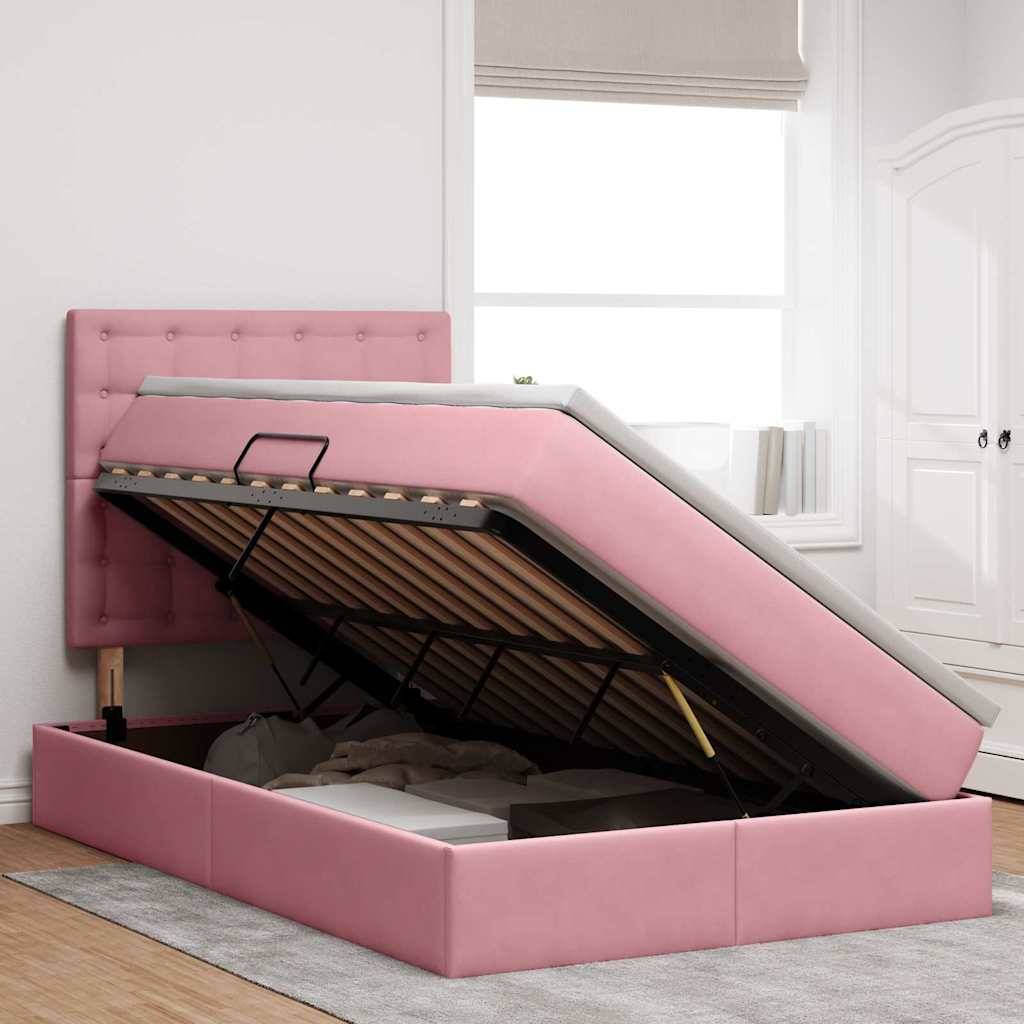 Ein rosa Bett mit Stauraum und erhöhter Matratze offenbart geräumigen Stauraum darunter. Weiße Wände und ein Fensterrahmen rahmen die minimalistische Einrichtung des Raumes.