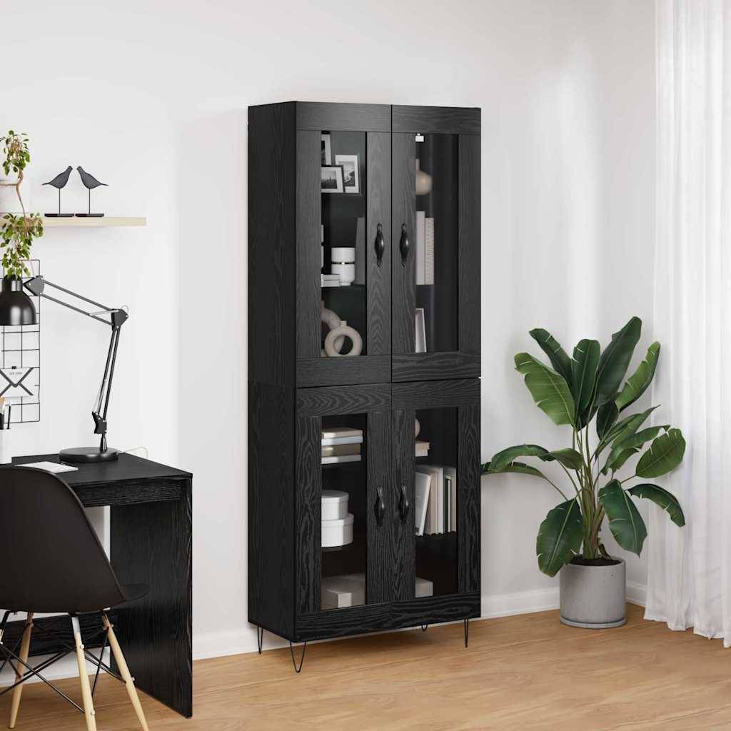 Eine moderne Home-Office-Ecke mit einem schwarzen Schreibtisch und Stuhl, einem hohen schwarzen Schrank mit Glastüren, einer grünen Pflanze und weißen Vorhängen.