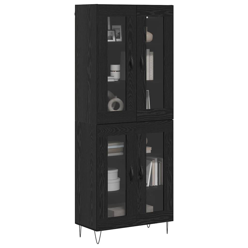 Ein hoher, schwarzer Vitrinenschrank mit Glastüren und Metallfüßen, auf dessen mehreren Regalen Bücher und Dekorationsobjekte ausgestellt sind.