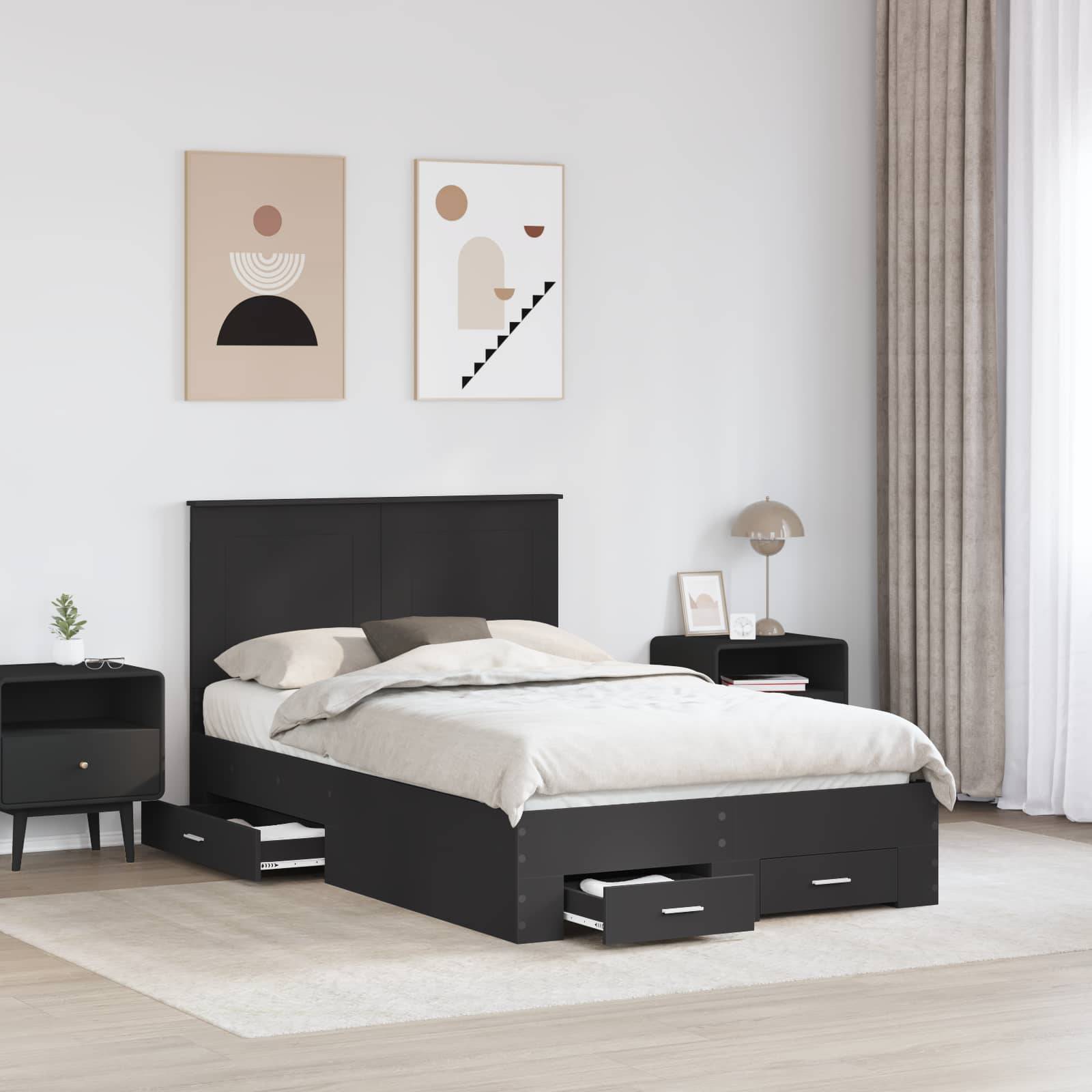 Ein modernes Schlafzimmer mit einem schwarzen Bett mit integrierten Schubladen, einem Nachttisch und minimalistischer Wandkunst. Natürliches Licht fällt durch die Vorhänge.