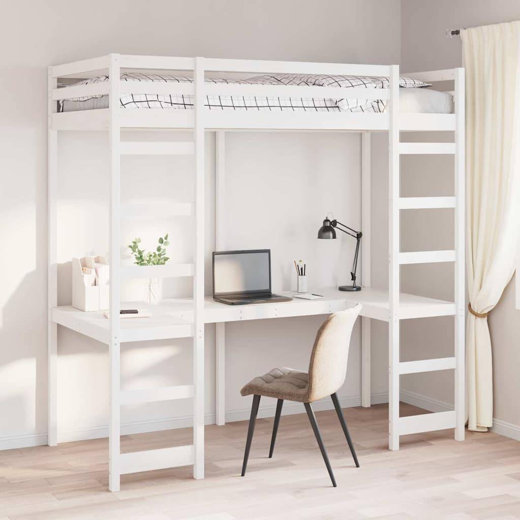 Hochbett mit weißem Rahmen über einem kleinen Schreibtisch-Setup. Der Schreibtisch verfügt über einen Laptop, eine Lampe und einen Stiftehalter. Ein beiger Stuhl steht davor.