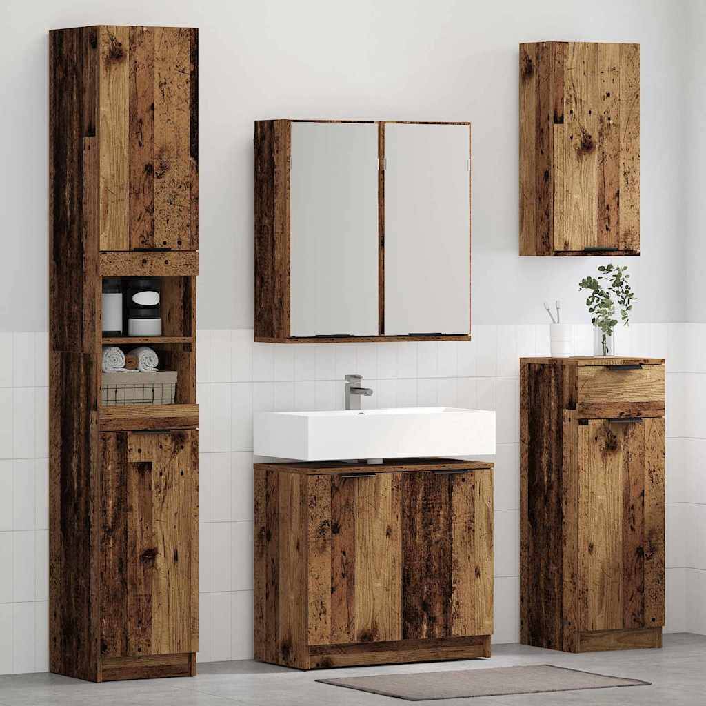 Rustikales Badezimmer mit Holzschränken und einem weißen Waschbecken. Schwebende Waschtischplatte mit einem Spiegel darüber und einer Kombination aus offenen und geschlossenen Stauraummöglichkeiten.