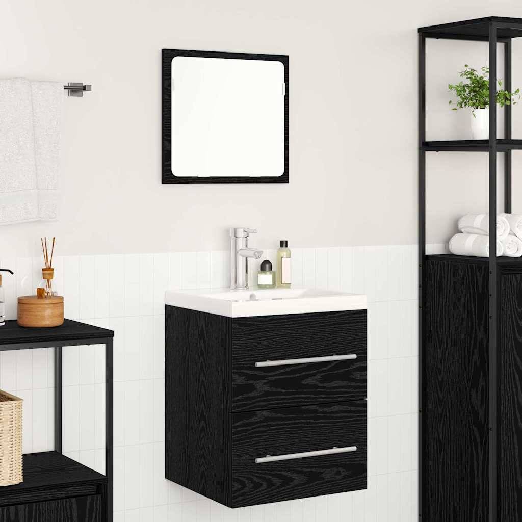 Ein modernes Badezimmer mit einer wandmontierten Spüle und einem Schrank, einem Spiegel darüber, schwarzen Regalen mit Pflanzen und Handtüchern sowie einer Handtuchstange.