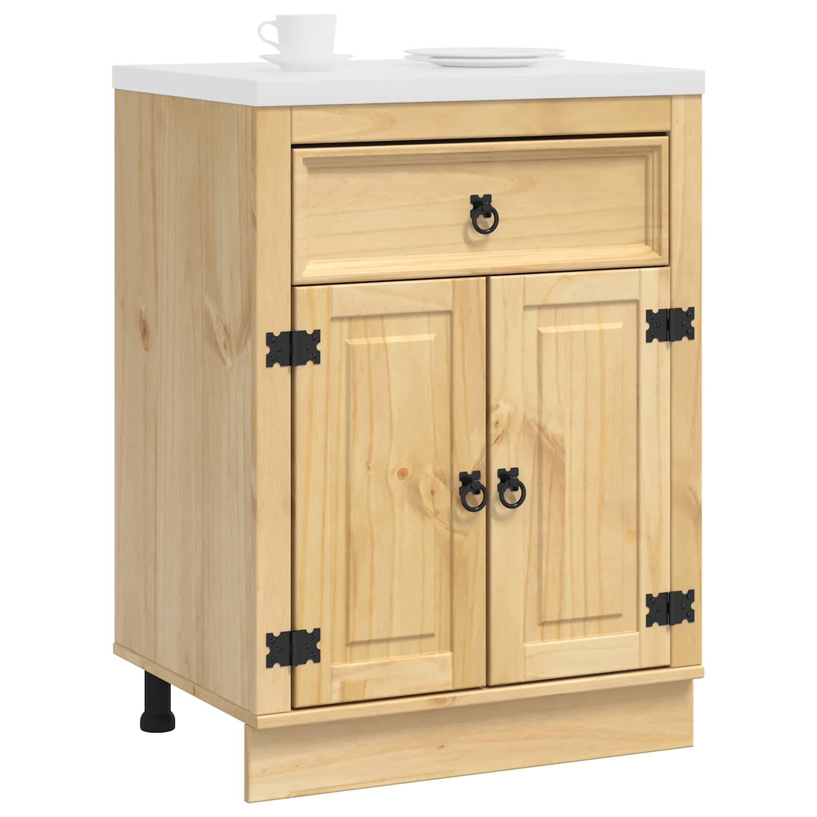 Ein Holzschrank mit einer kleinen Schublade und zwei Türen, versehen mit schwarzen Scharnieren und Griffen. Eine weiße Tasse und ein weißer Teller ruhen auf der Oberfläche.