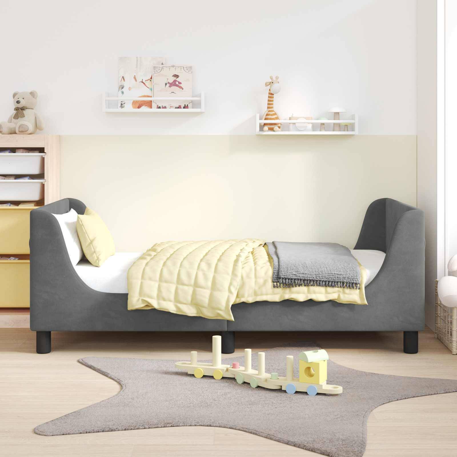 Ein gemütliches Kinderzimmer mit einem grau-weißen Bett, einer gelben Steppdecke und einem Spielzeugtrain auf einem grauen Teppich. Regale halten Kuscheltiere und Dekoration.